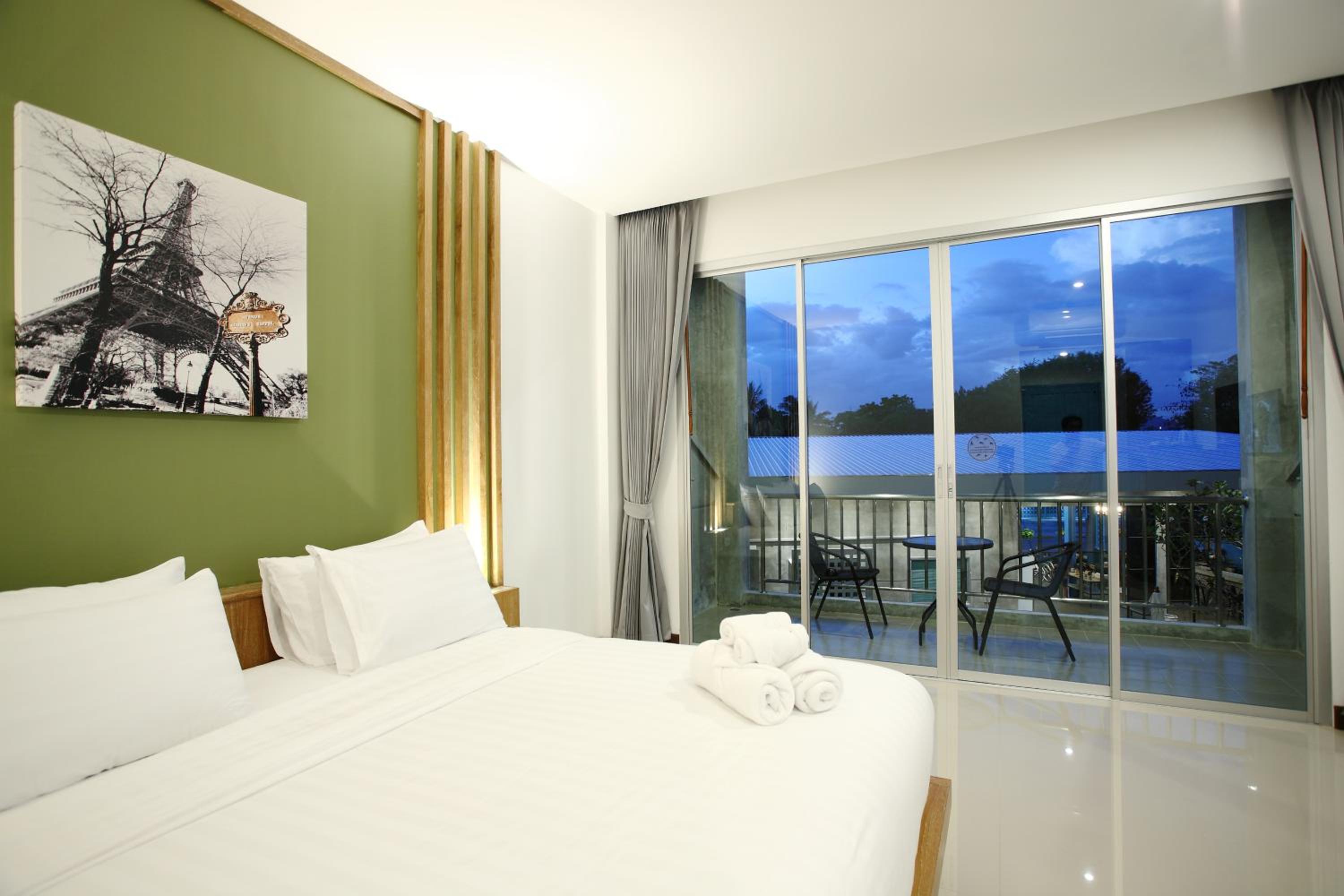 Room with City View - Photo 10