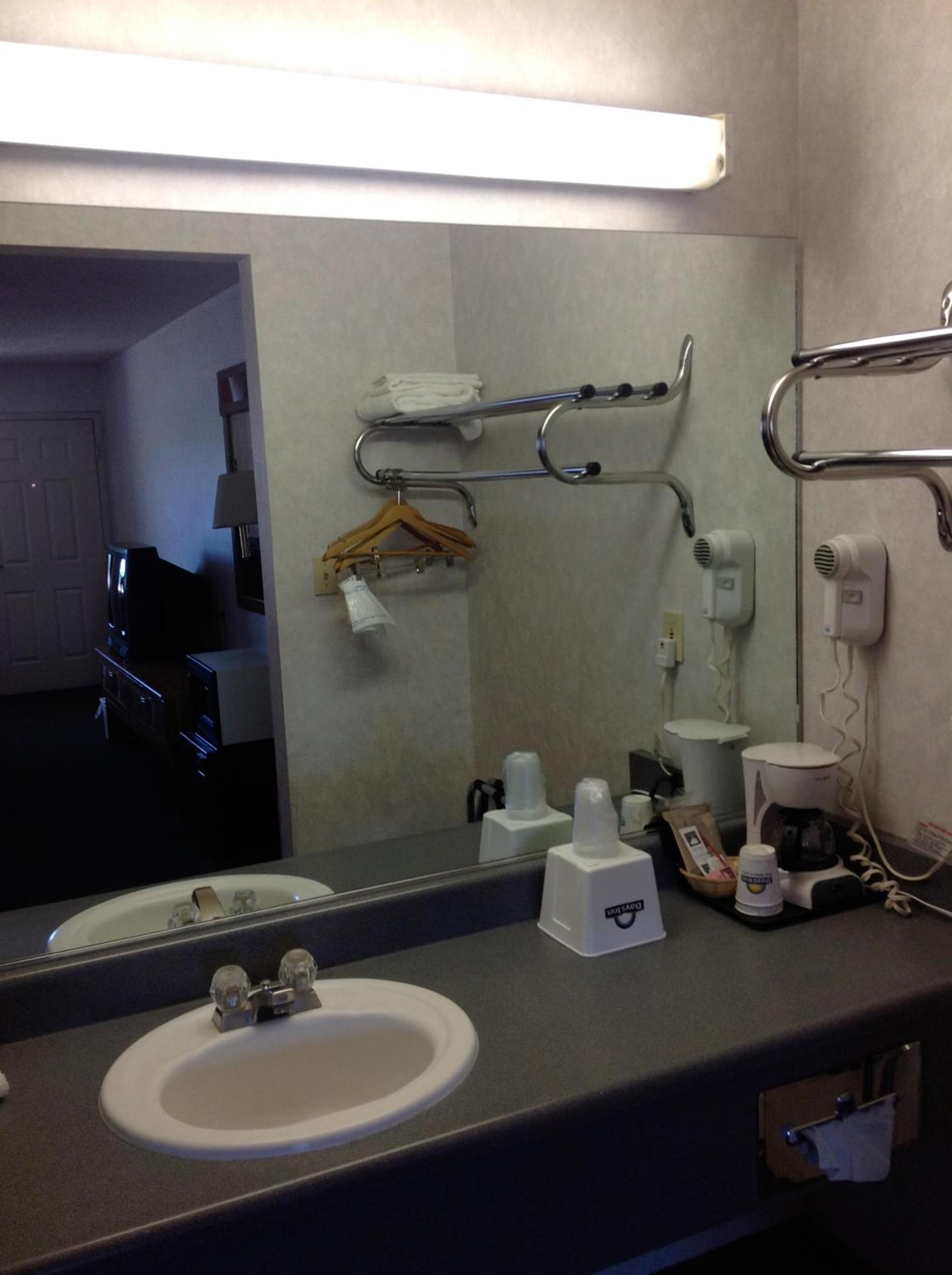 Queen Room - Disability Access/Non-Smoking - Photo 8