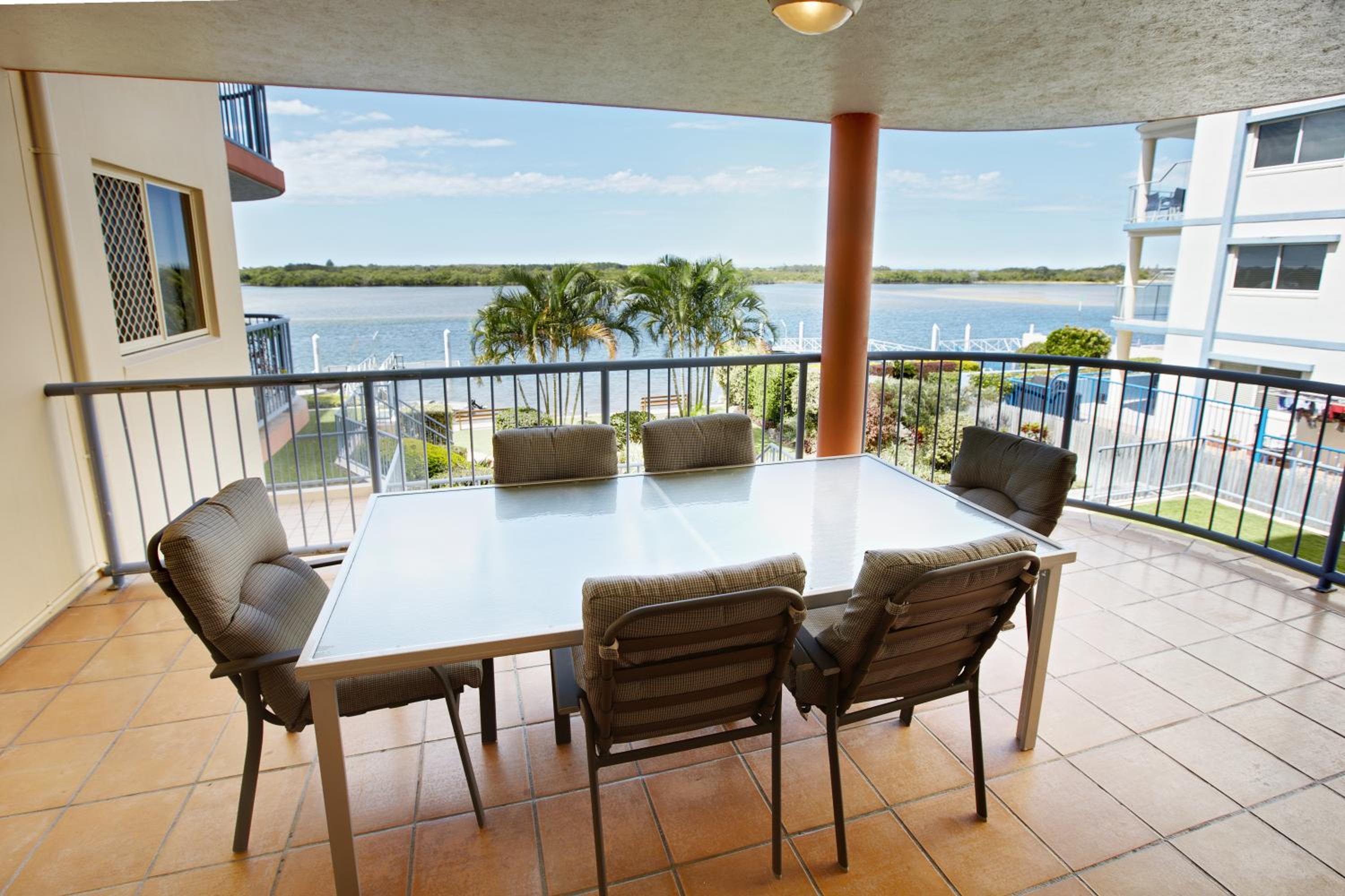 Three-Bedroom Apartment With River View (2 Queen And 2 Single Beds) photo 3