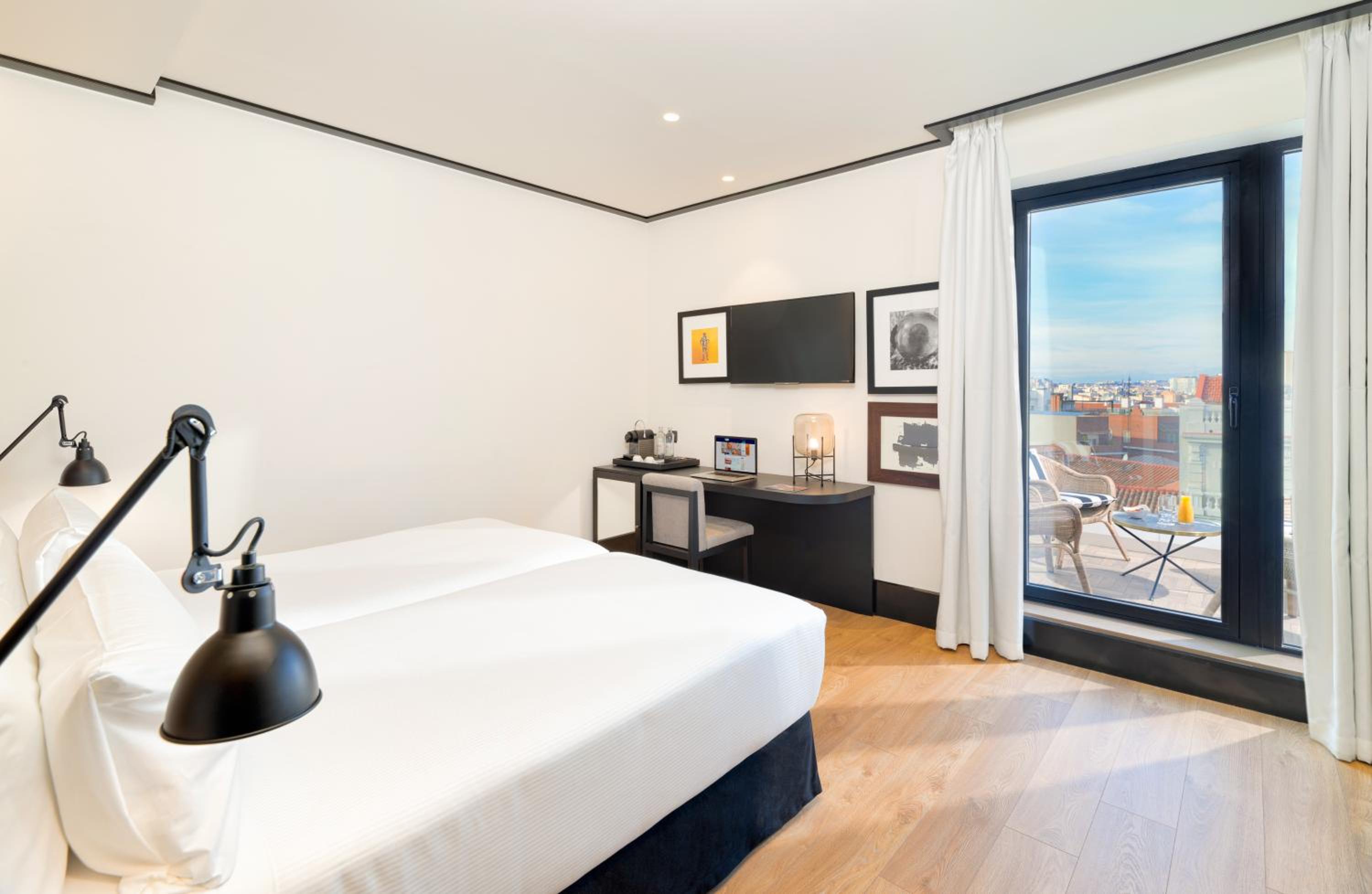 Deluxe Double Room with Terrace thumbnail 5