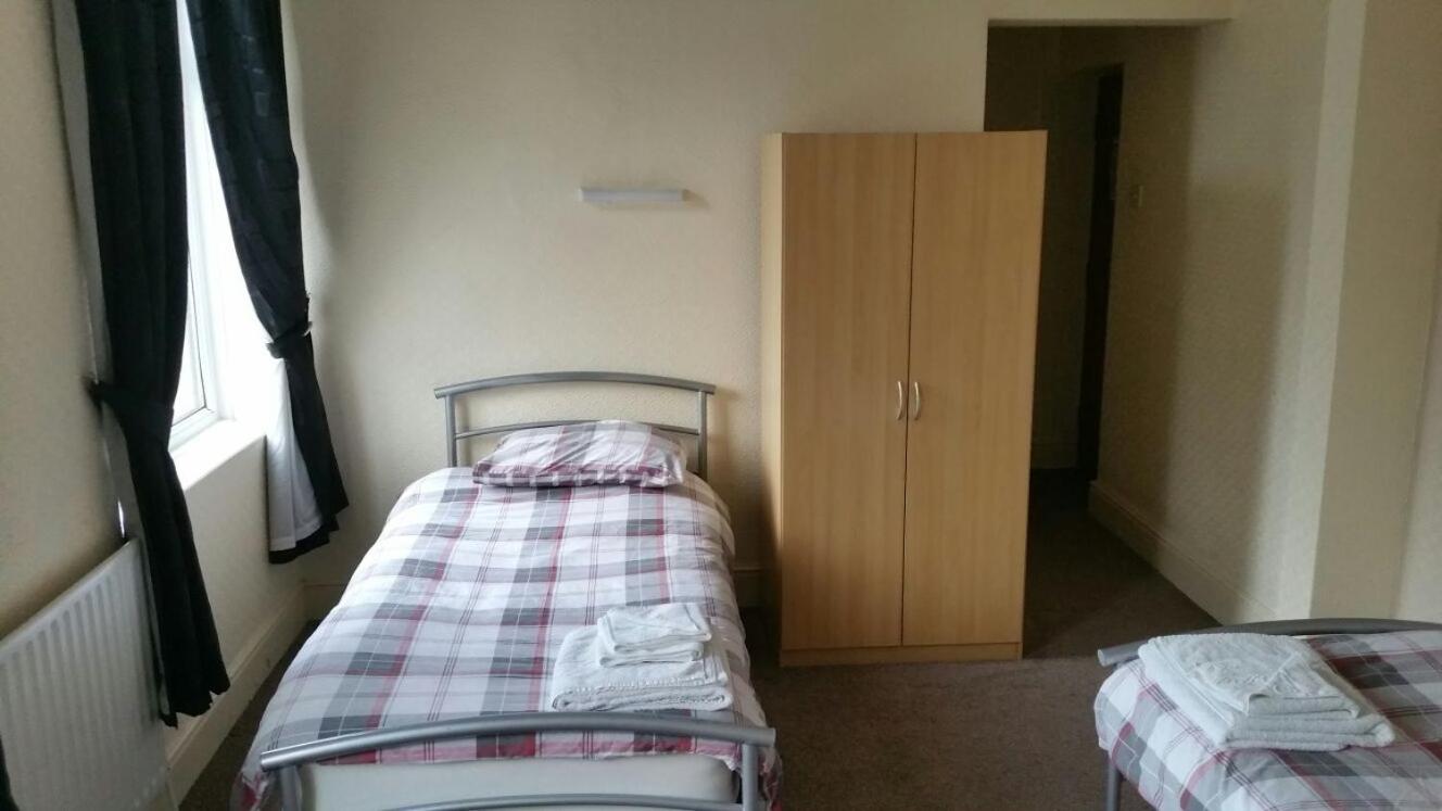 Budget Twin Room - Photo 3