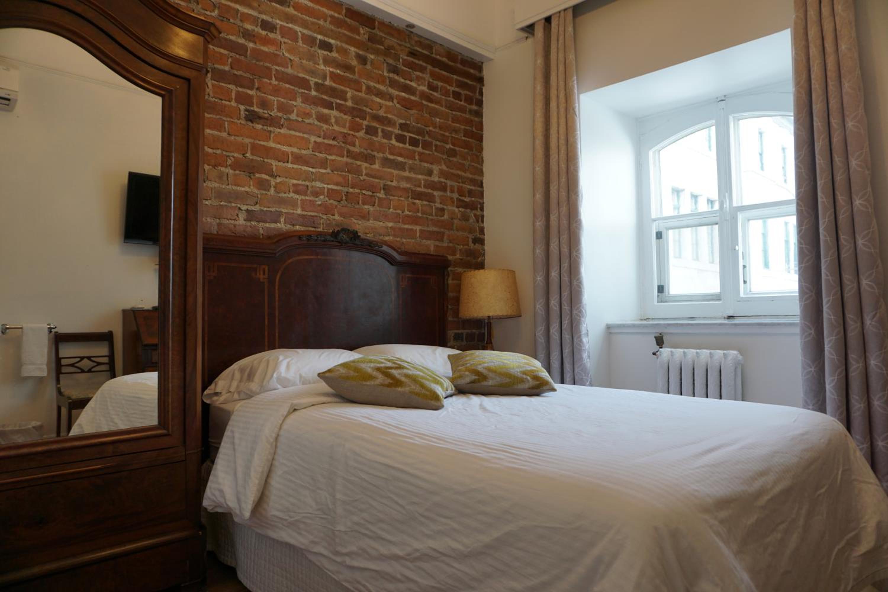 Small Economy Room with Private Bathroom in Hallway photo 1