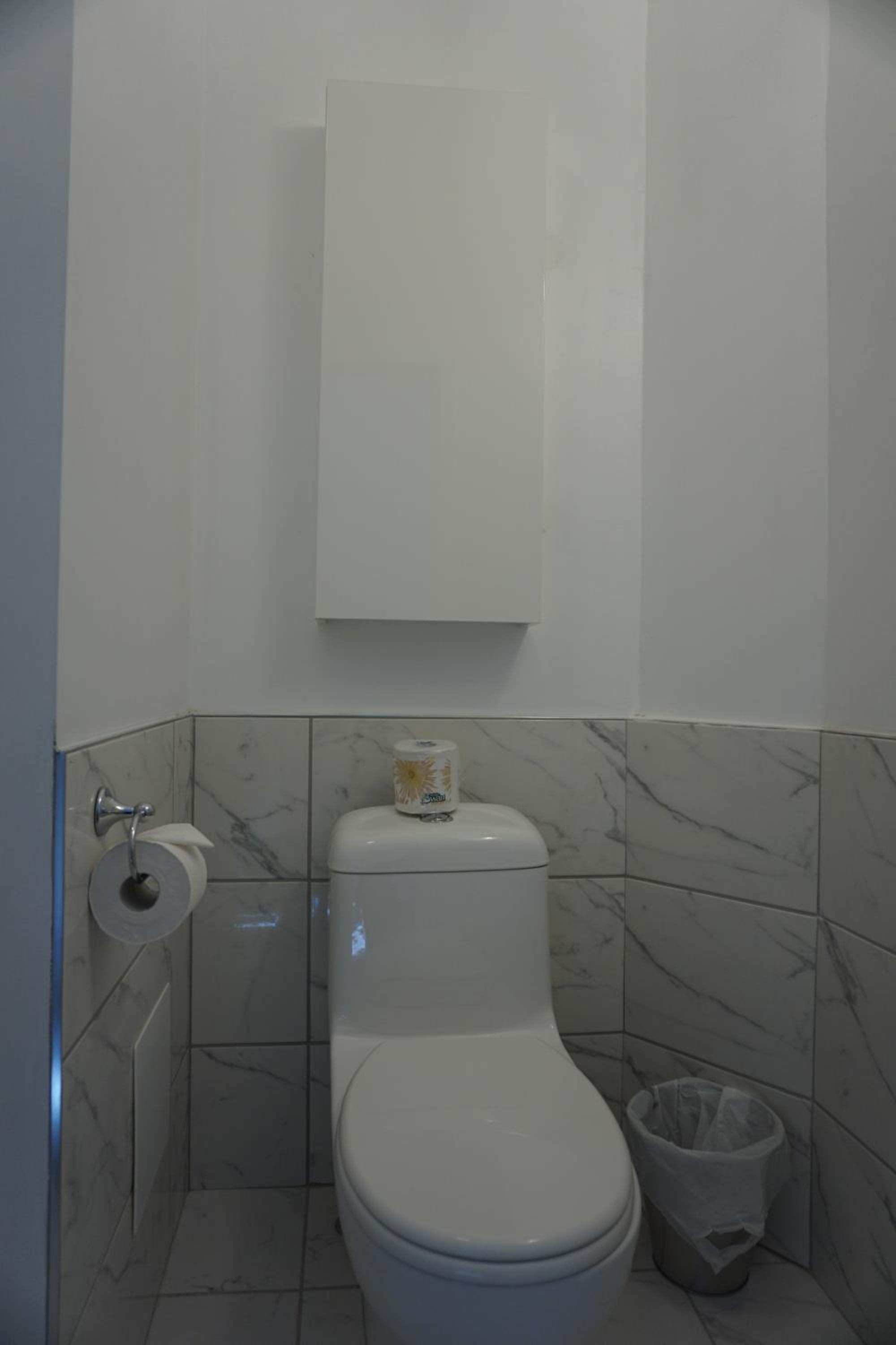 Small Economy Room with Private Bathroom in Hallway photo 2