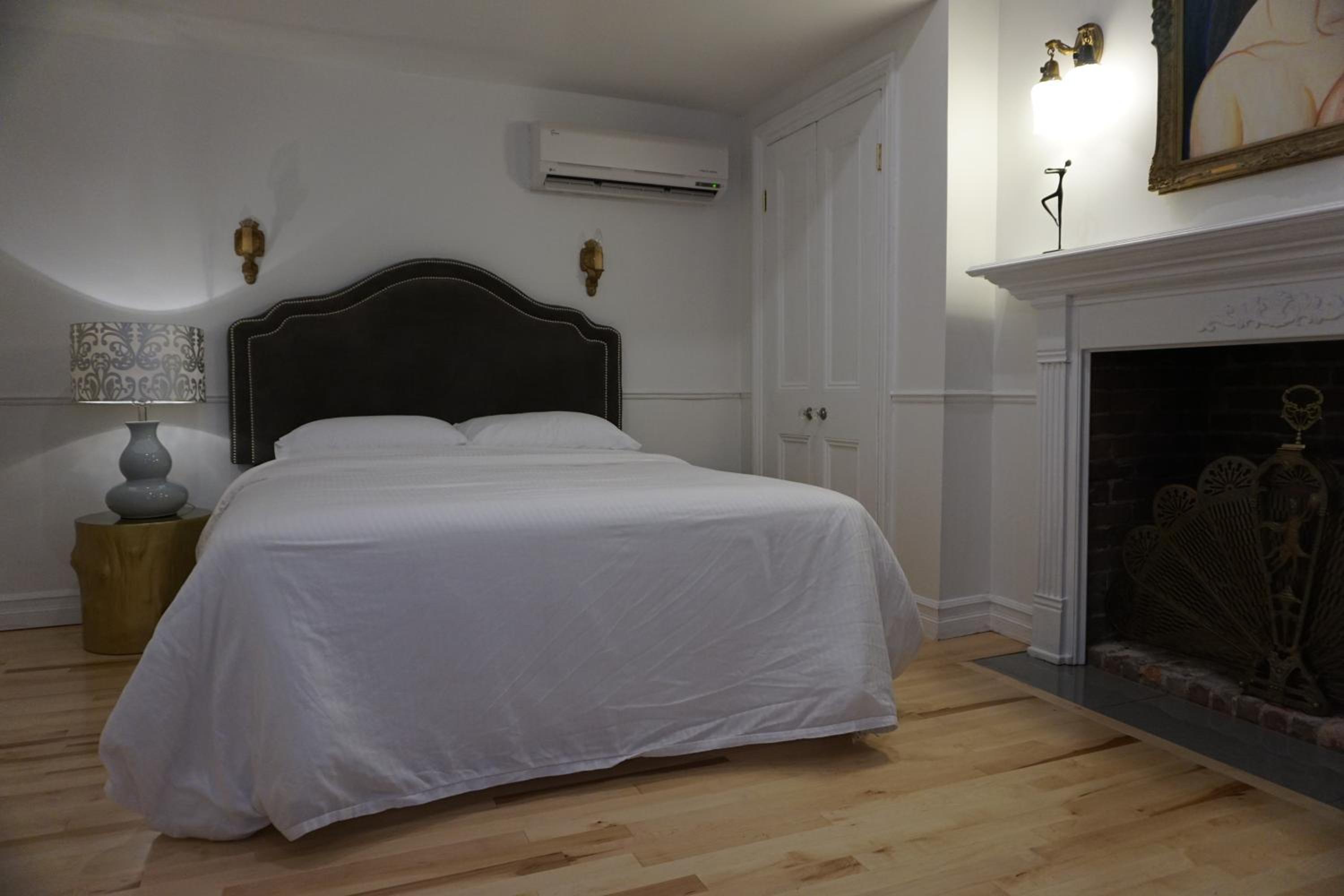 Queen Room - semi basement  photo 3