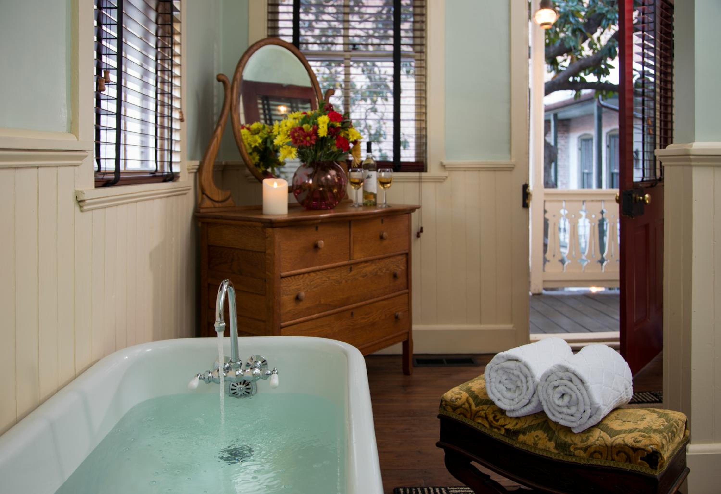 Queen Suite with Balcony - Photo 5