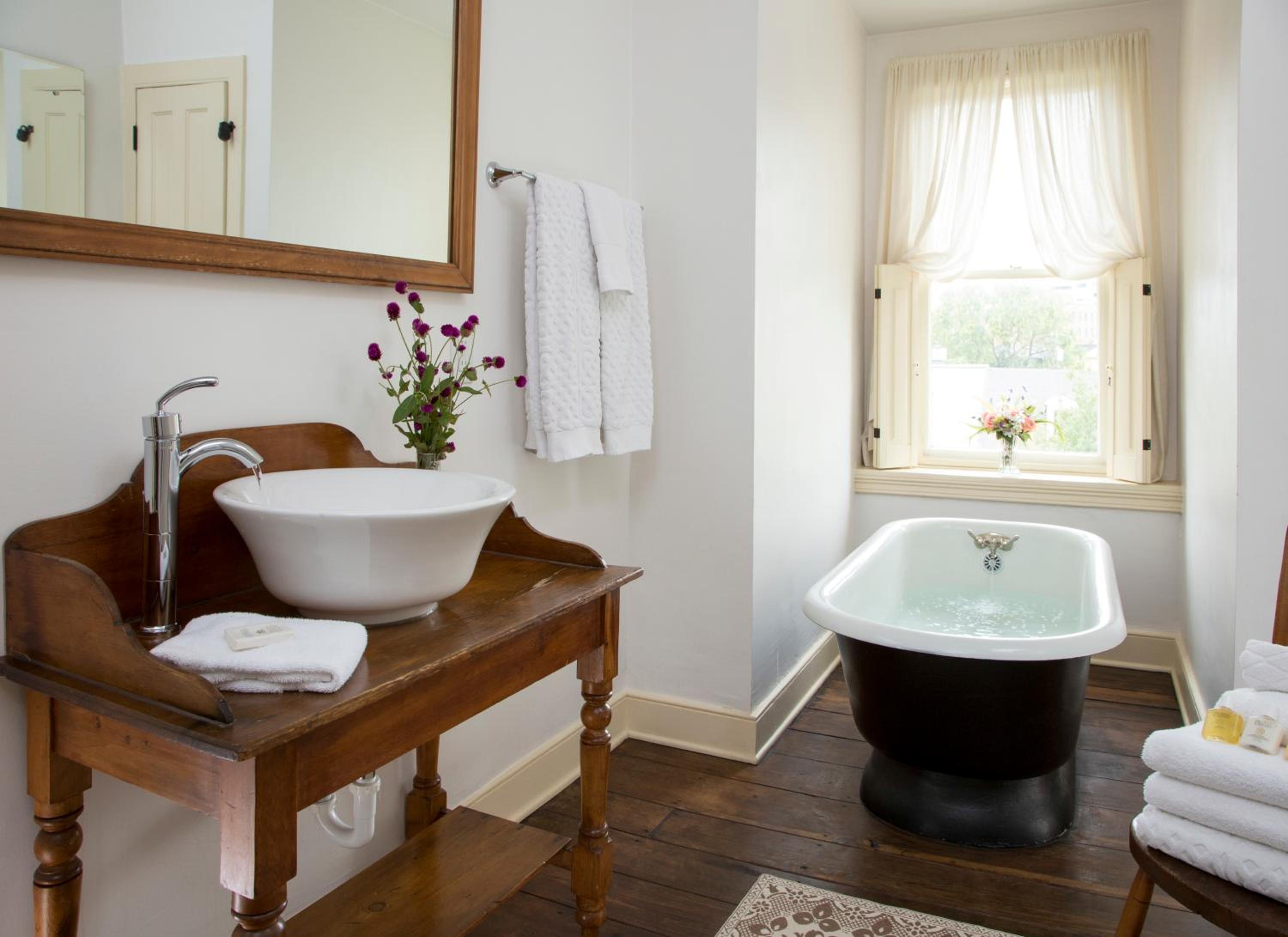 Deluxe King Suite photo 2