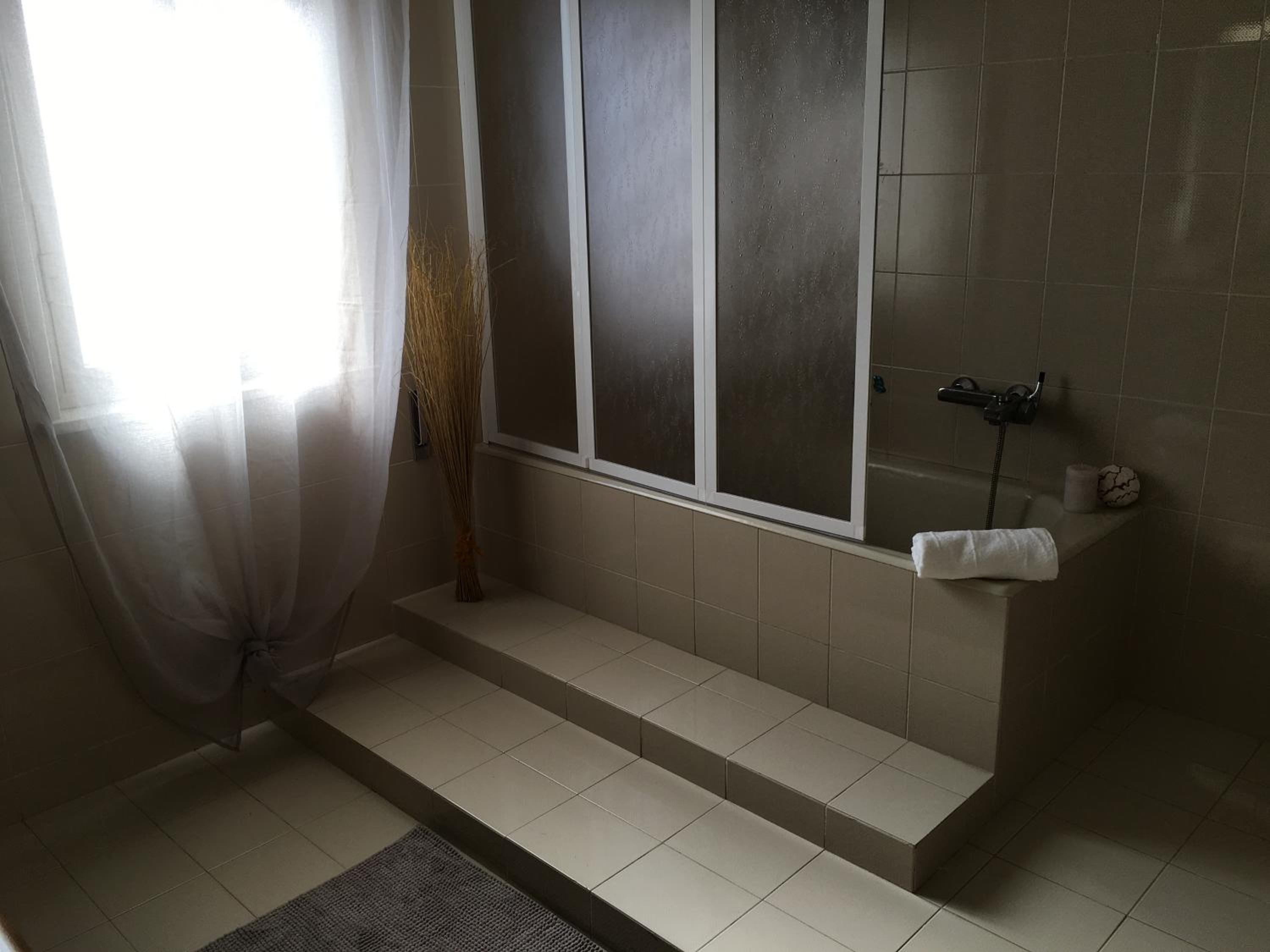 Family Room with Private Bathroom - Photo 7