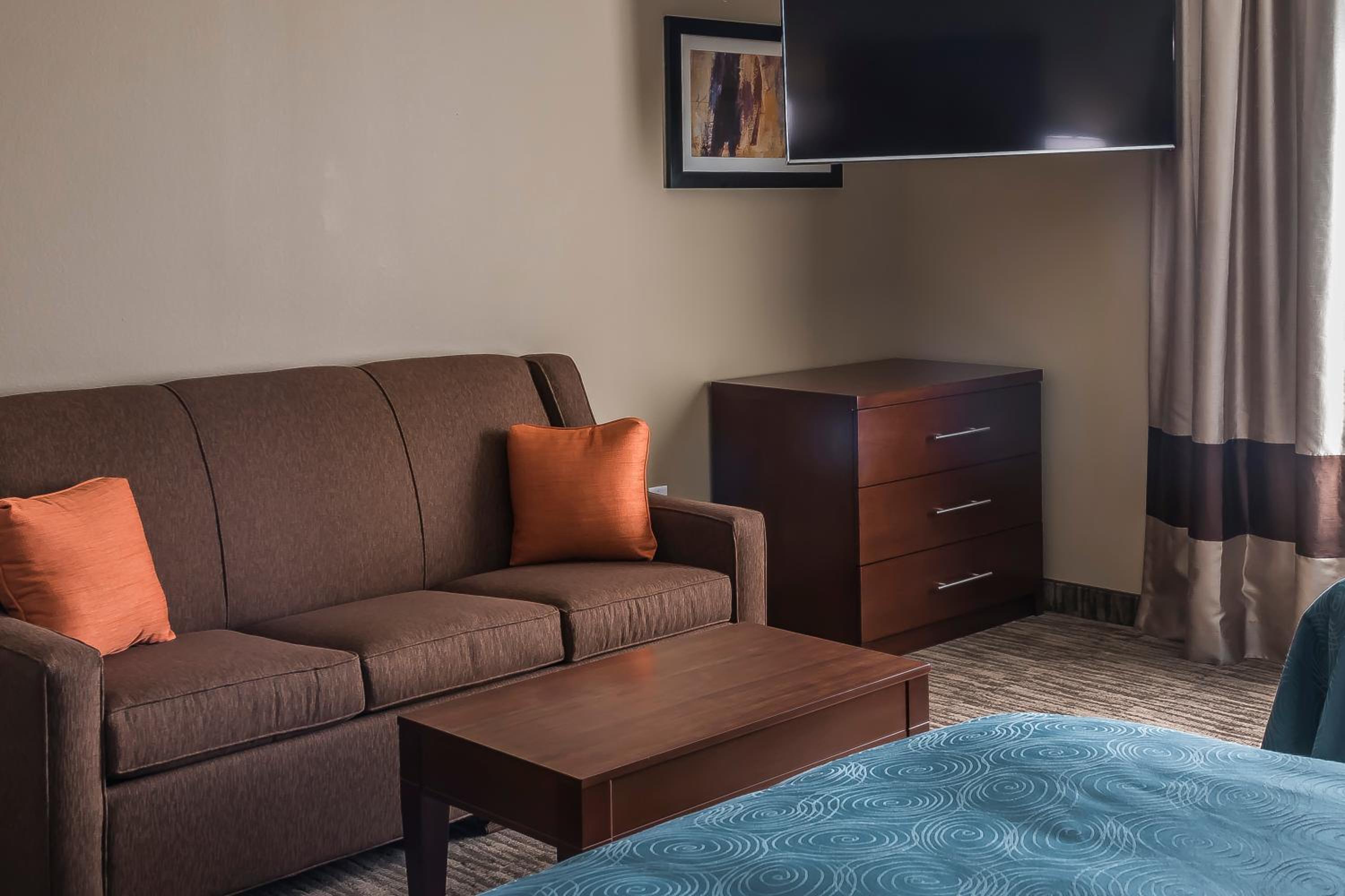 Queen Suite with Two Queen Beds and Sofa Bed photo 2