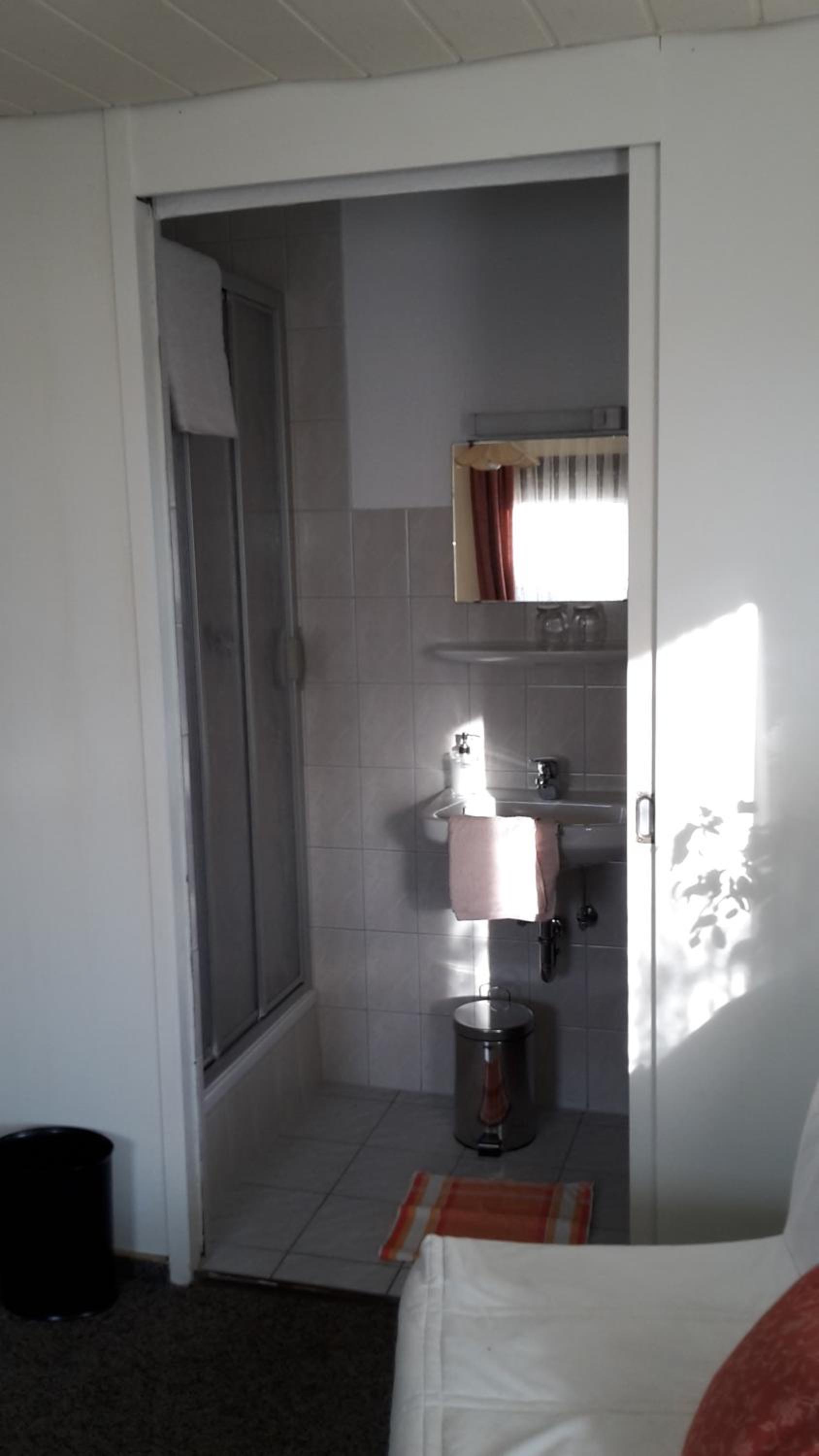 Double or Twin Room with Shower - Photo 7