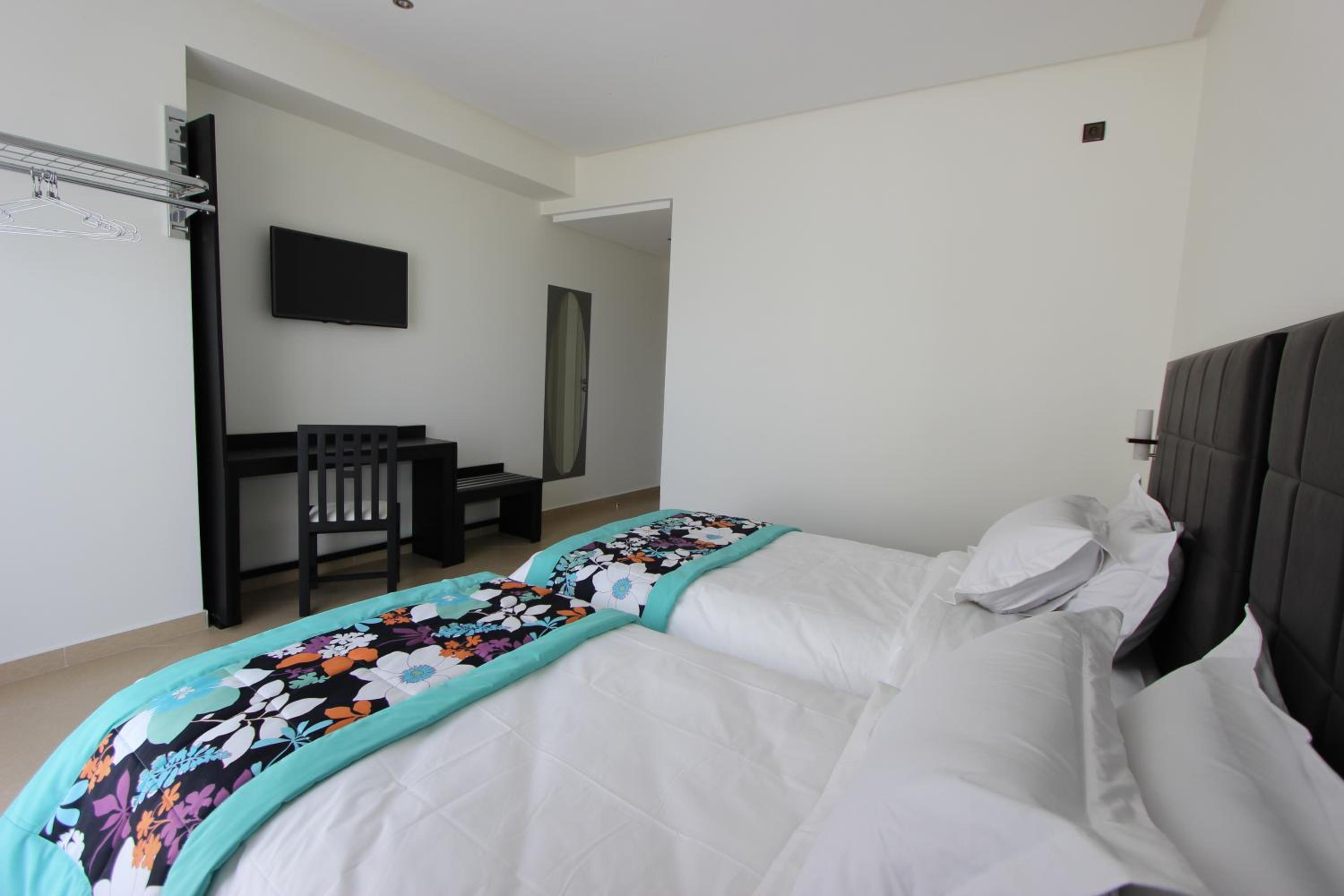 Standard Twin Room - Photo 5