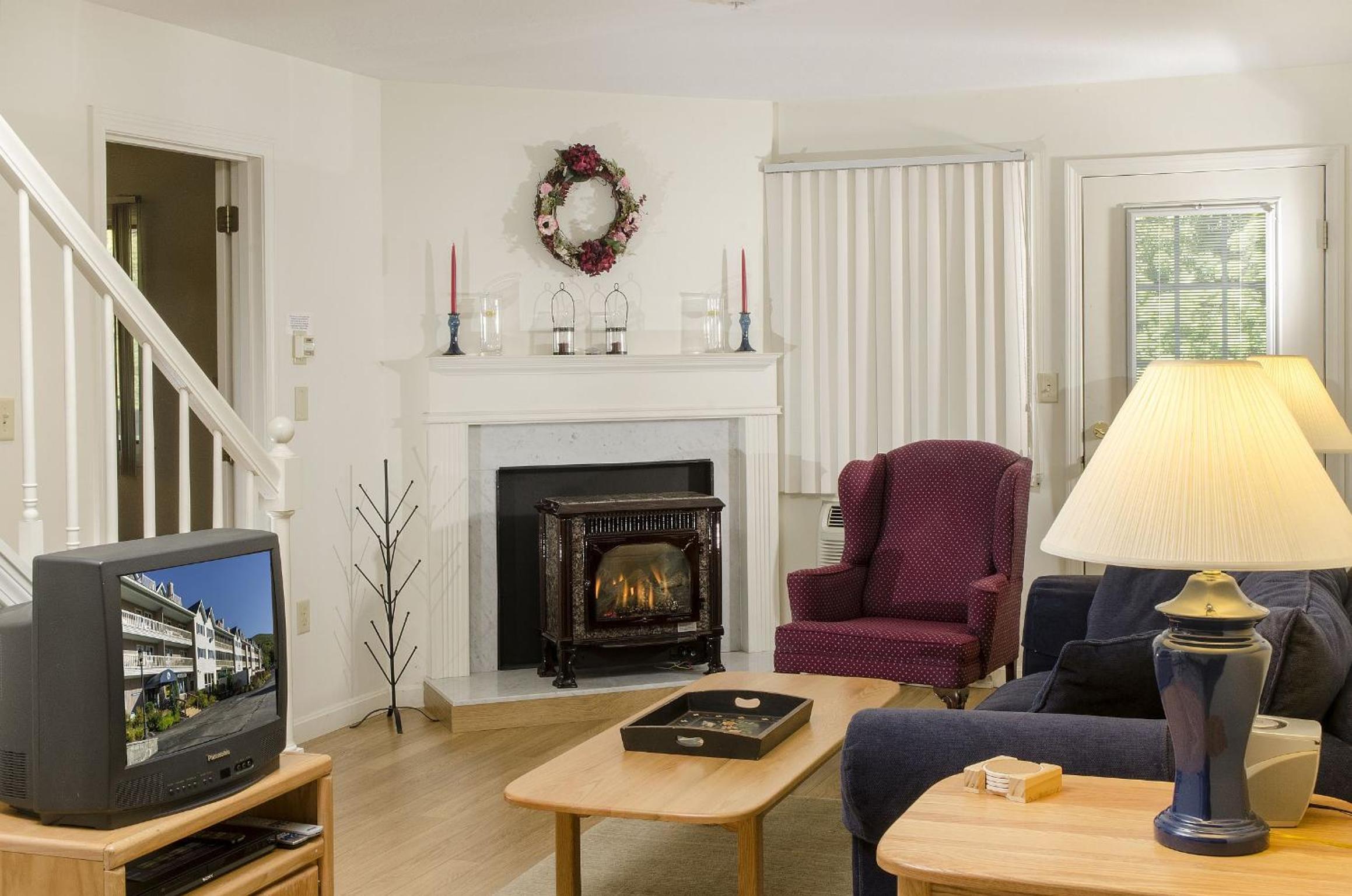 Family Room with Mountain View photo 1