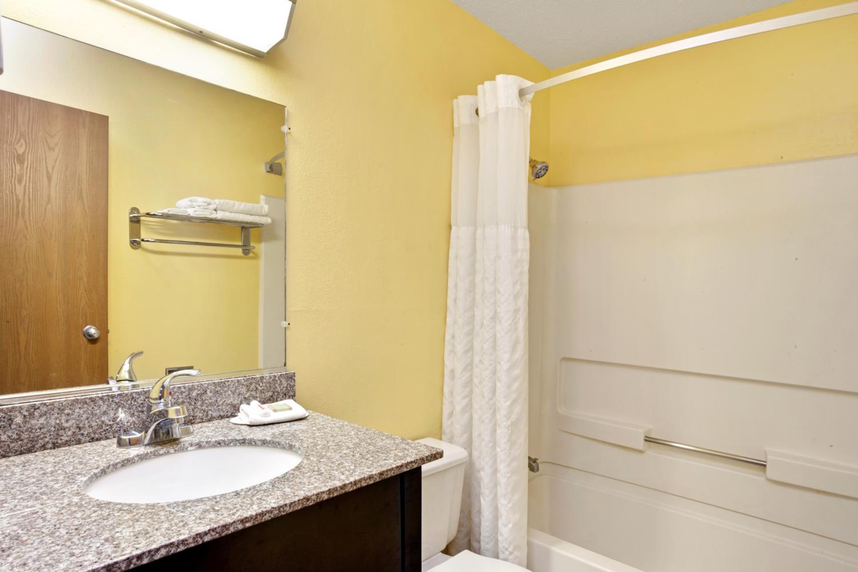 Double Room with Two Double Beds - Non-Smoking - Photo 3