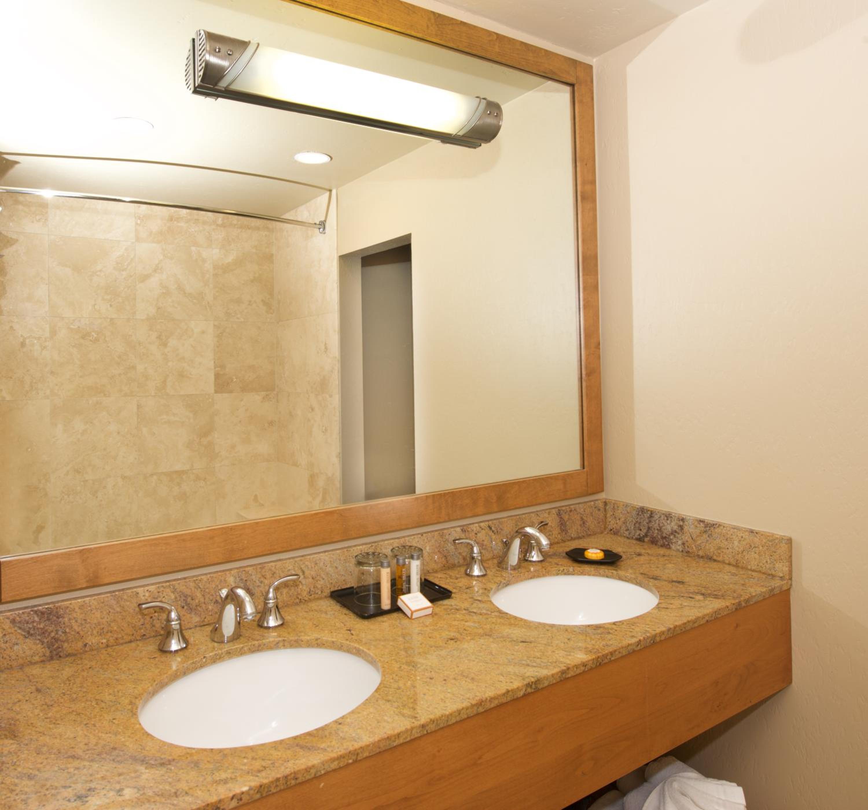 Traditional Double Queen Room - Photo 4
