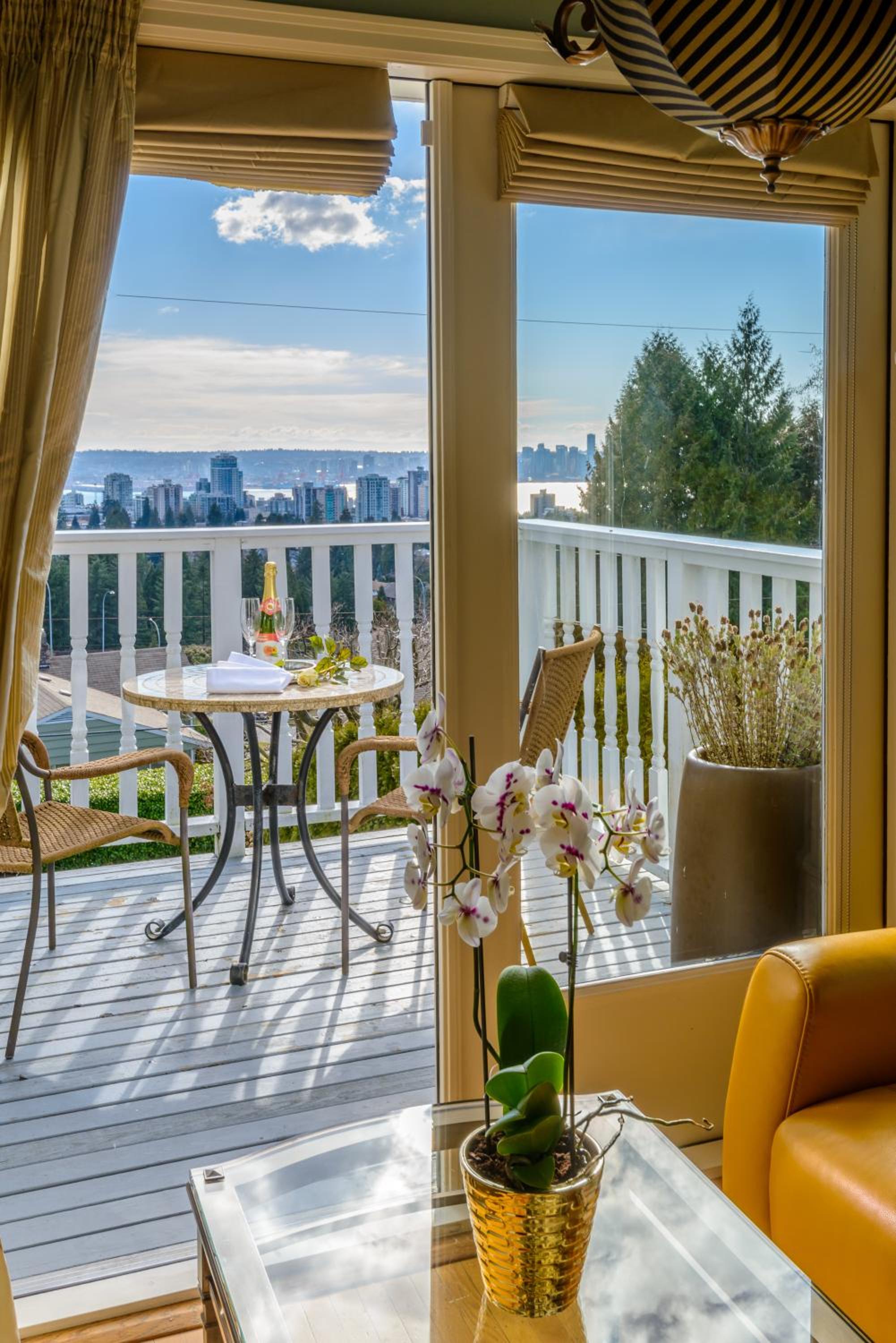 Deluxe Queen Suite with Ocean View photo 3