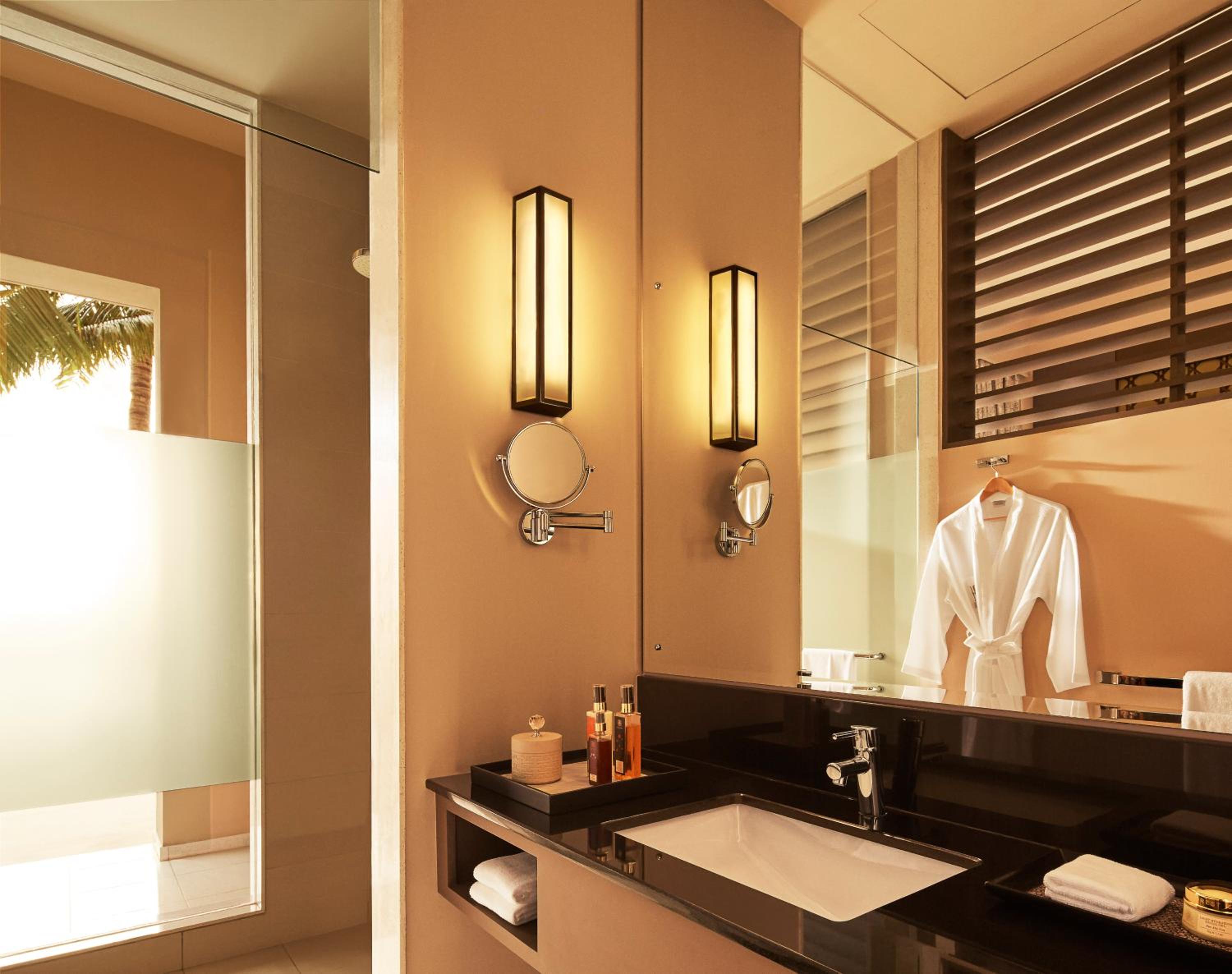 Deluxe King Room with Sea View photo 3