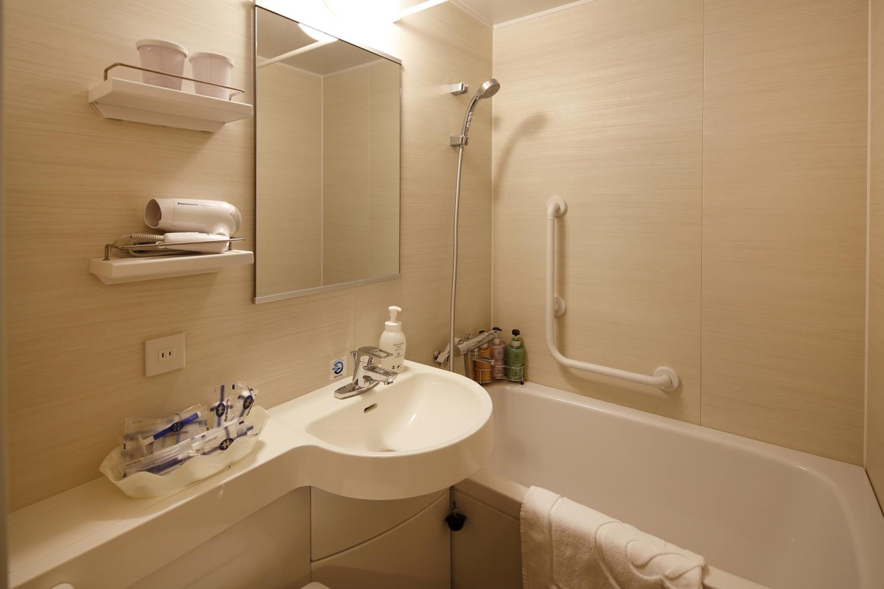 Basic Twin Room for 1 Adult - Non-Smoking photo 2
