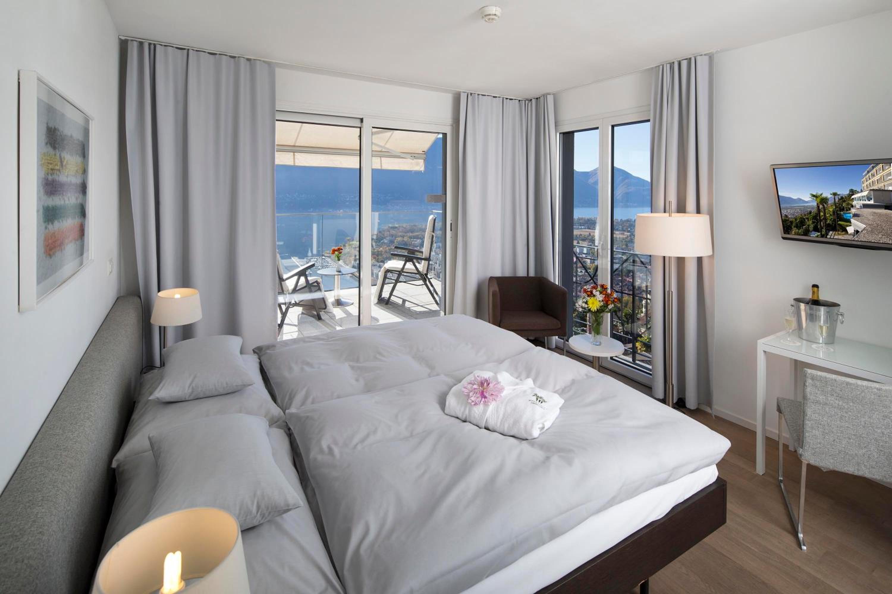 Premium Double or Twin Room with Lake View - Photo 1