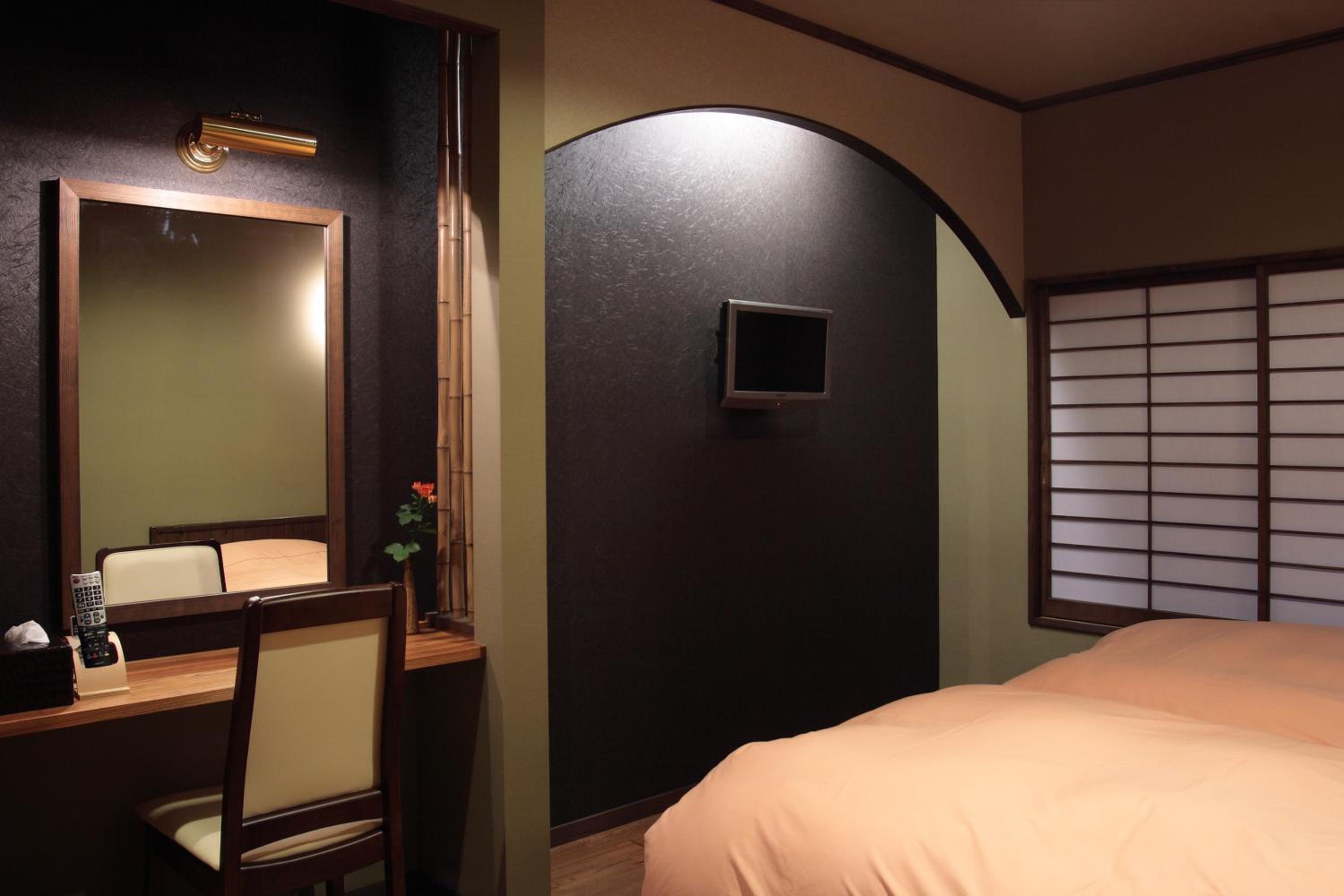 Deluxe Room with Tatami Area and Shared Bathroom and Private Toilet and Mountain View - Photo 6