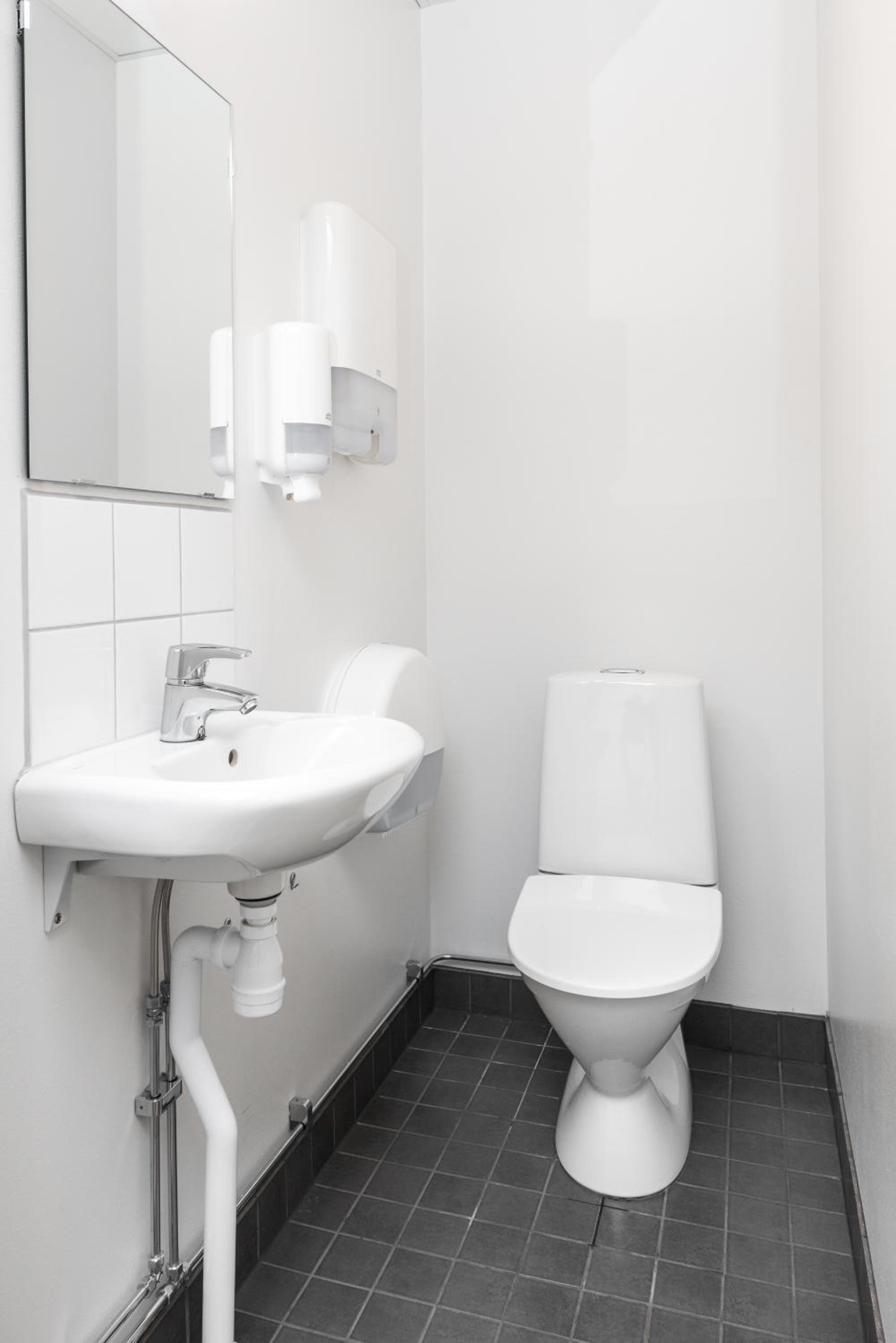 Economy Double Room With Shared Bathroom (No Window - 55 in Bed)  photo 3