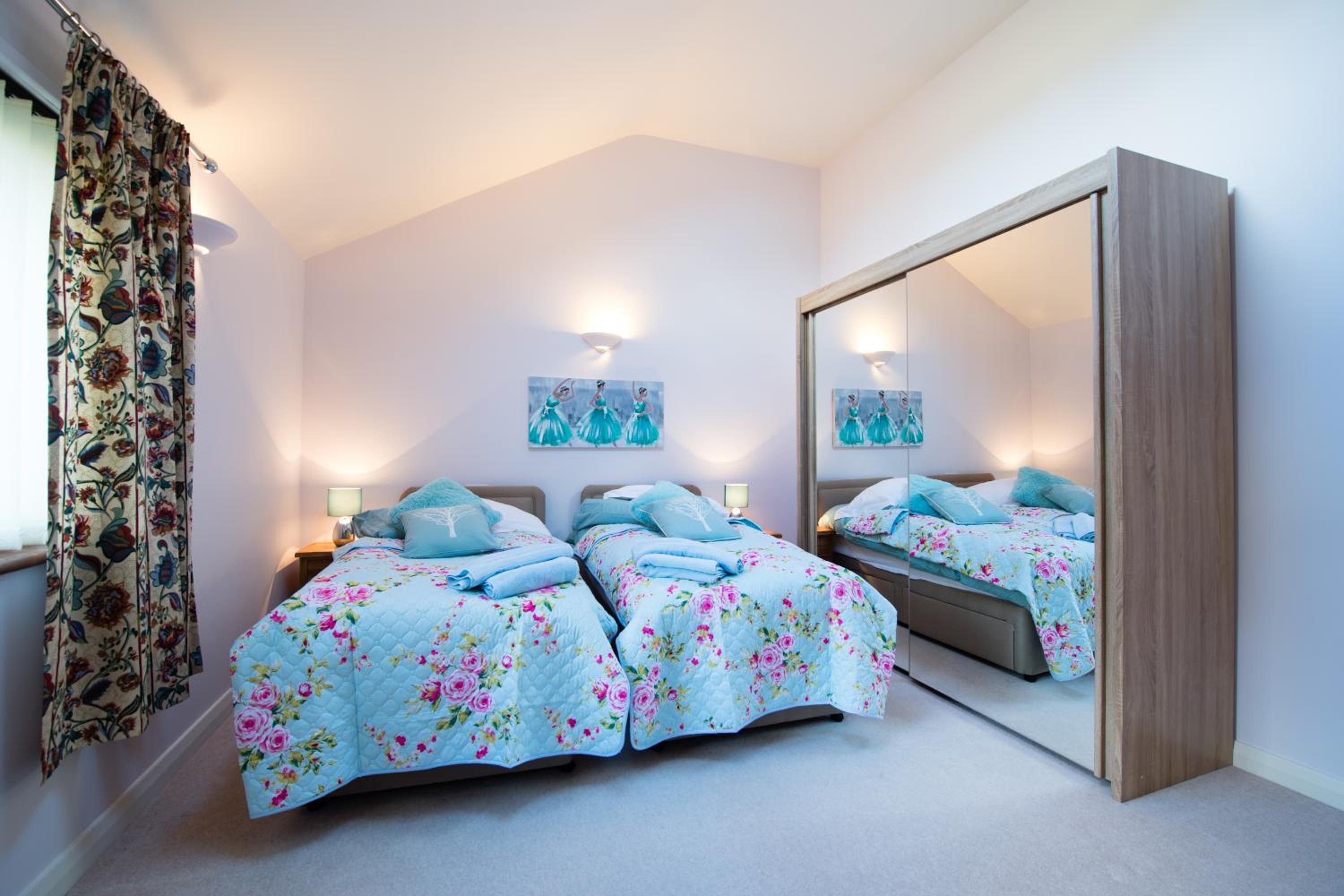Twin Room with Shower - Photo 3