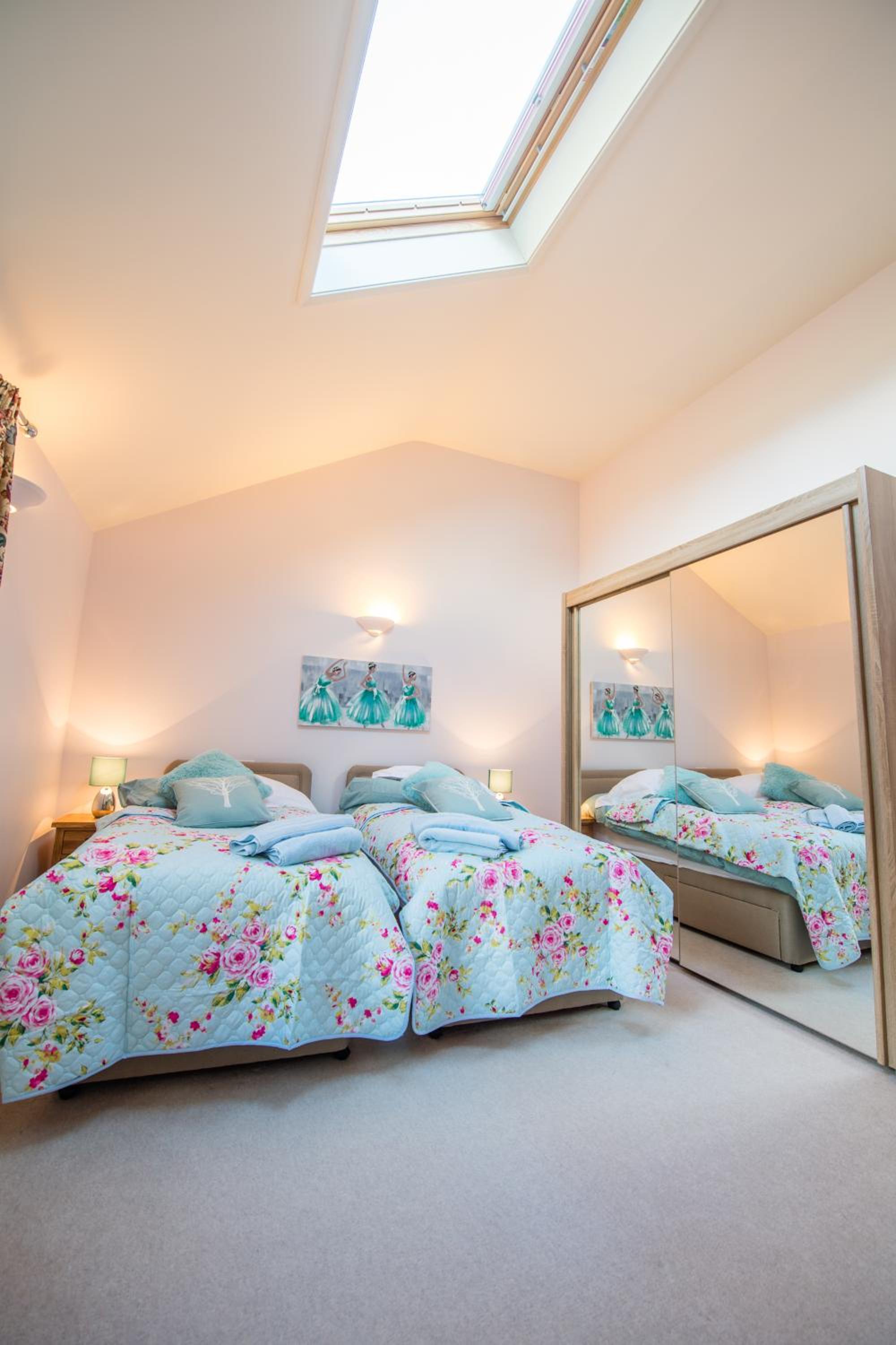 Twin Room with Shower - Photo 5