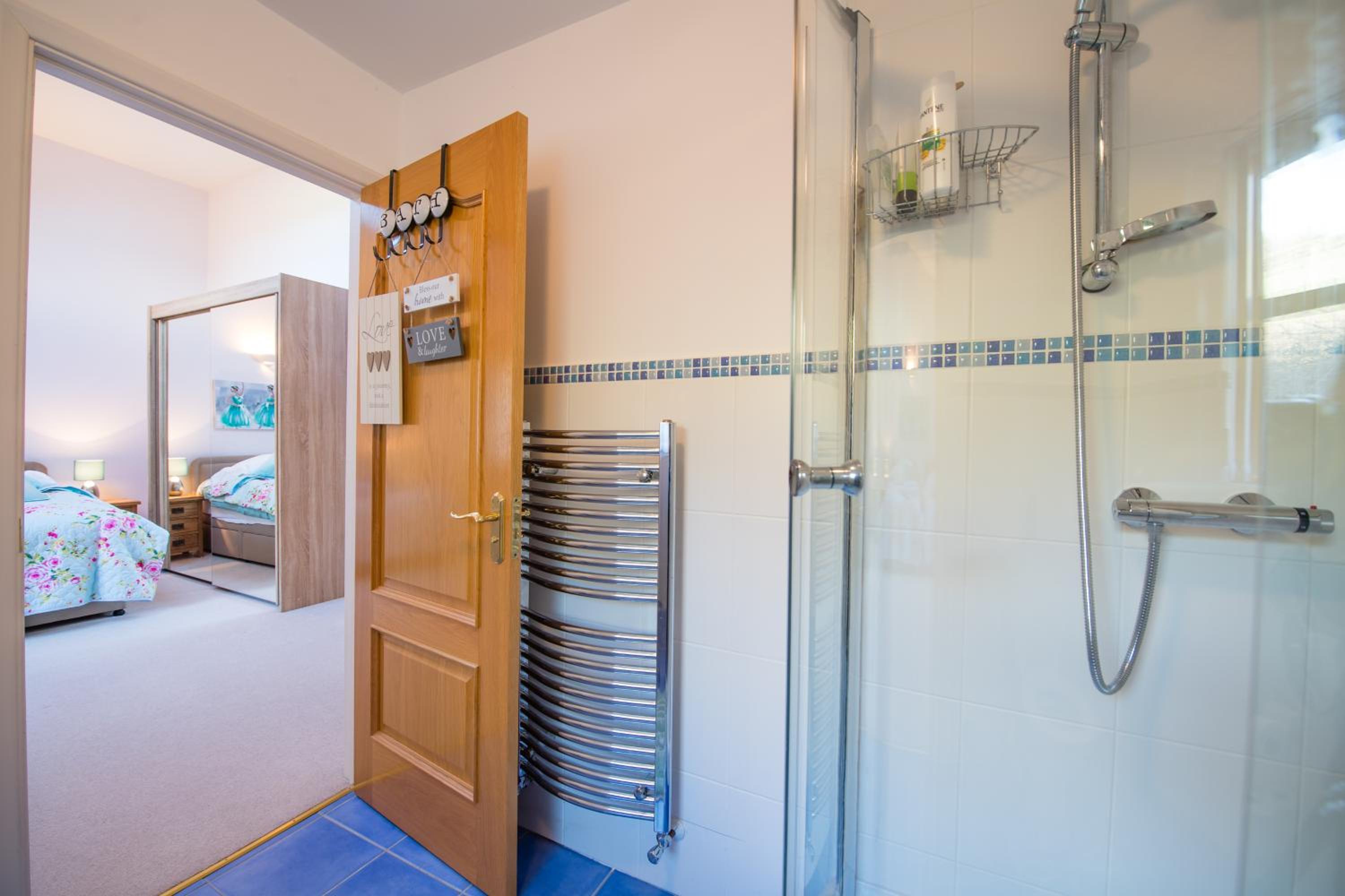 Twin Room with Shower - Photo 6