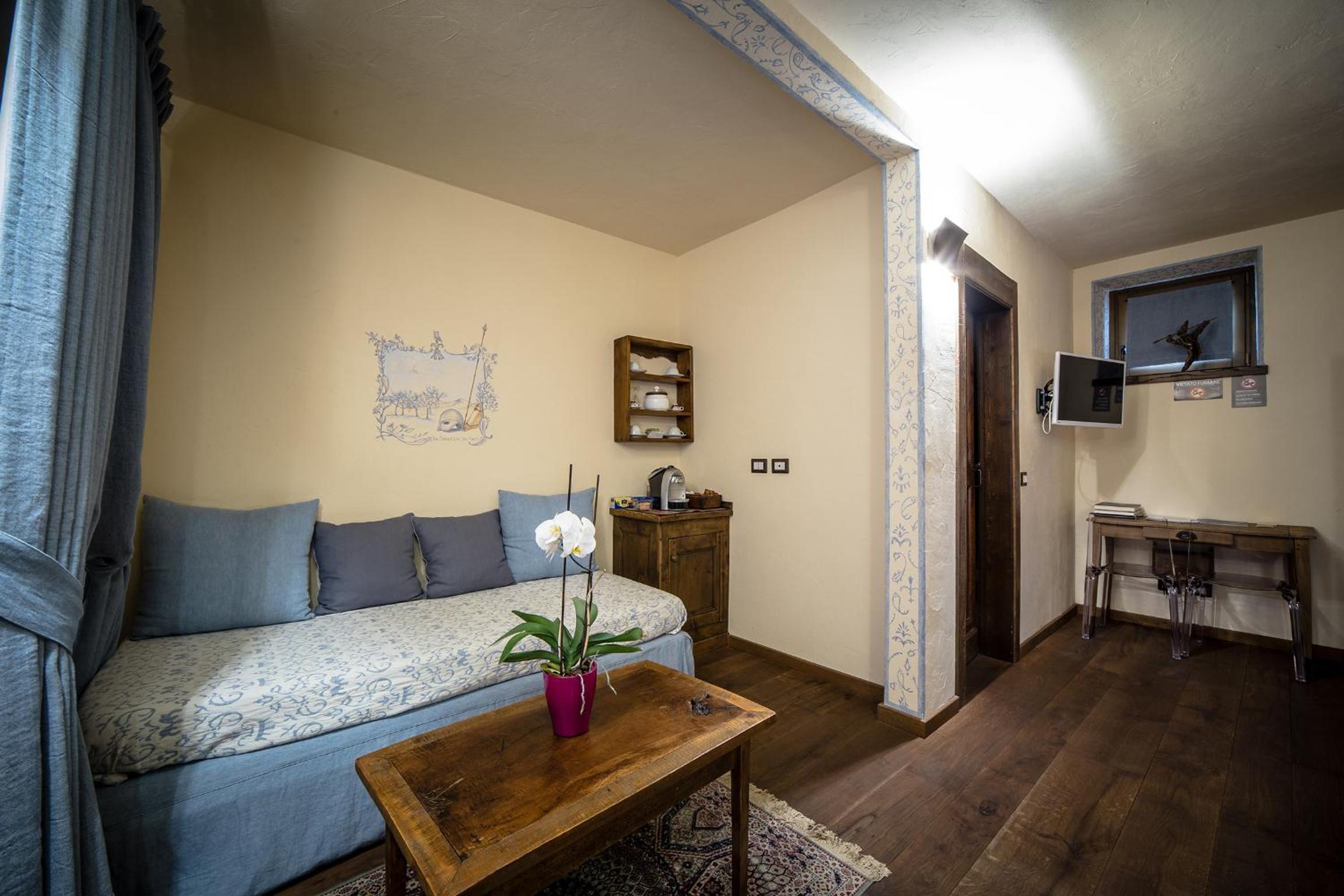 Deluxe Double Room with Balcony - Photo 4