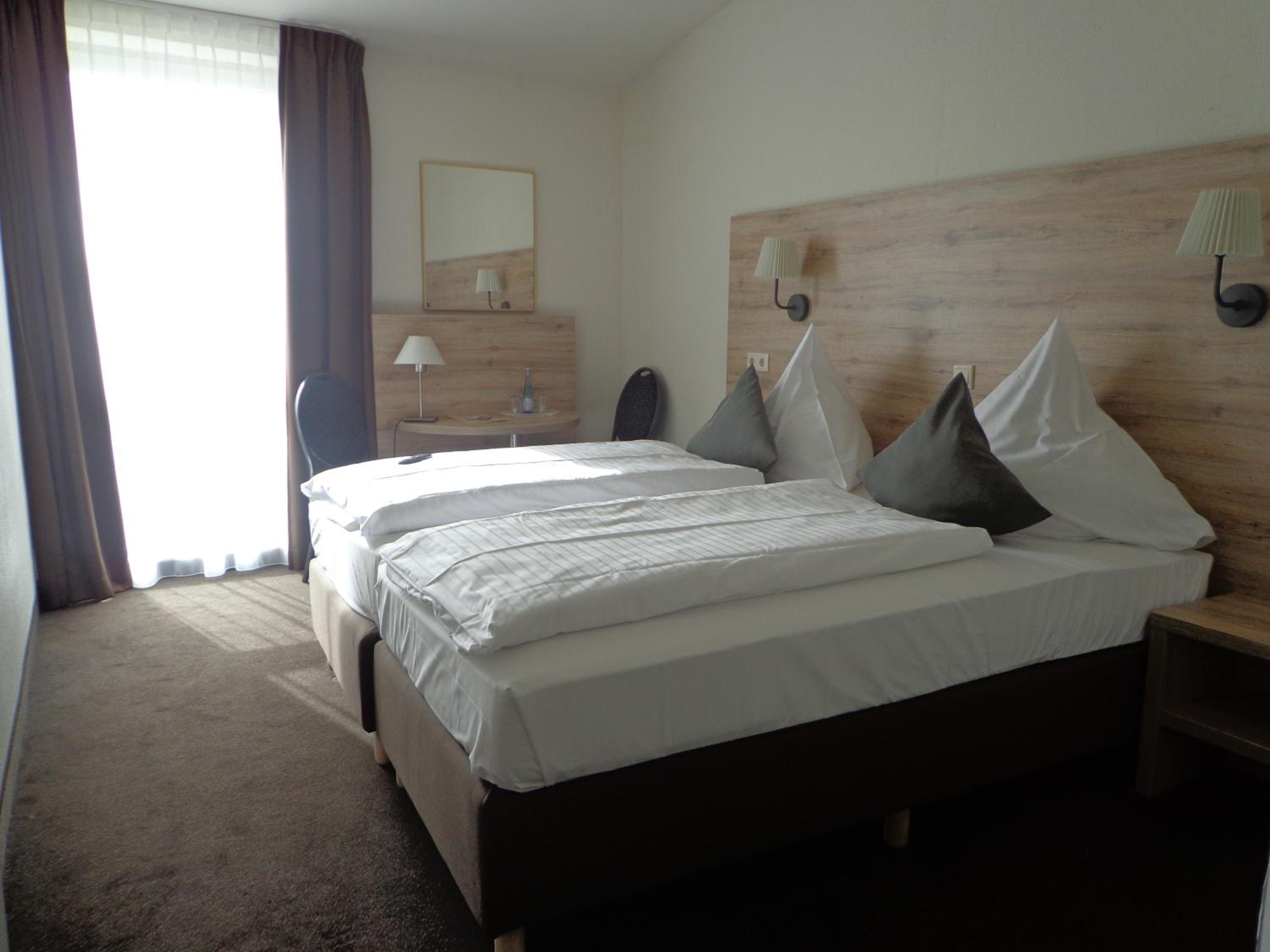 Standard Twin Room - Photo 7