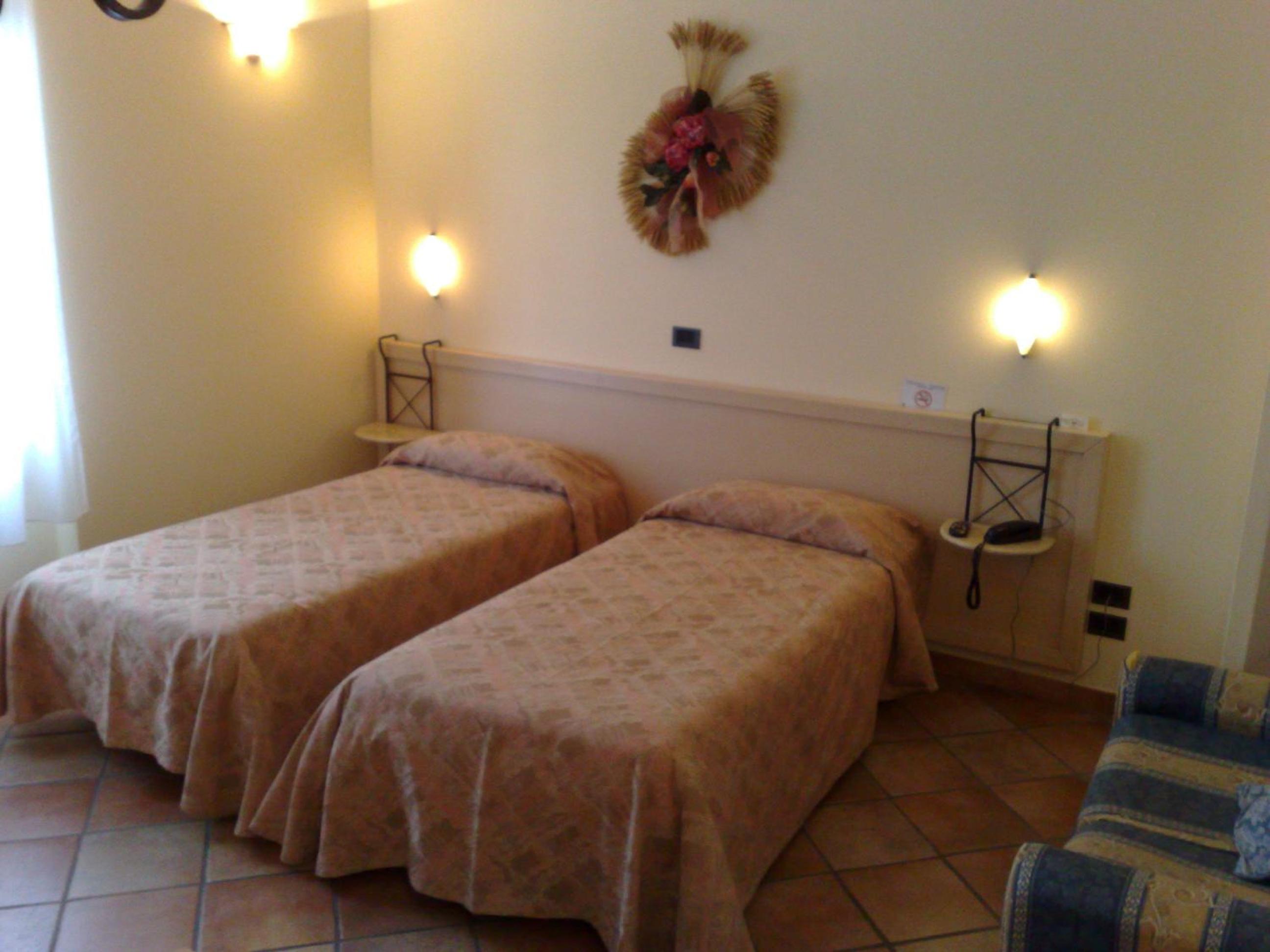 Twin Room - Photo 1