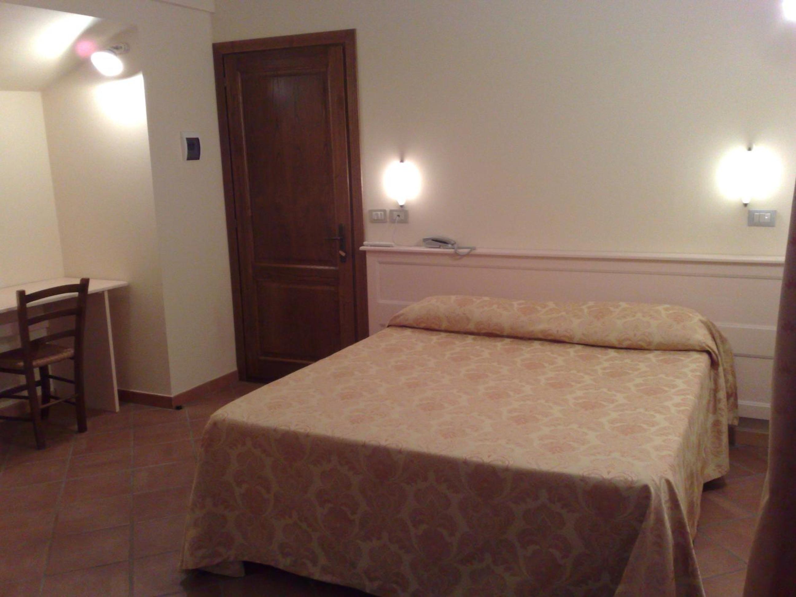 Double Room - Photo 6