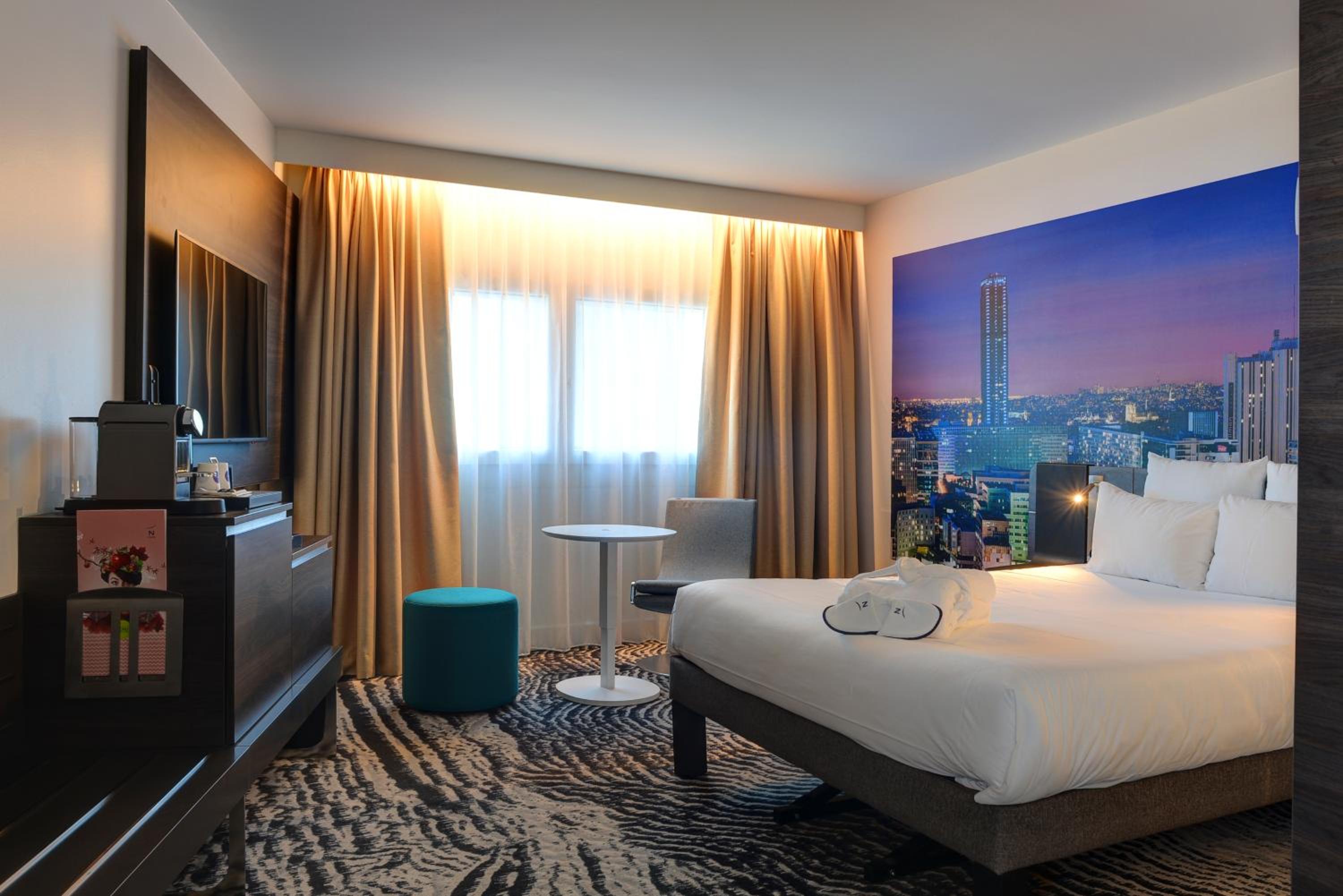 Executive Queen Room with 2-Seater Sofa - Paris View