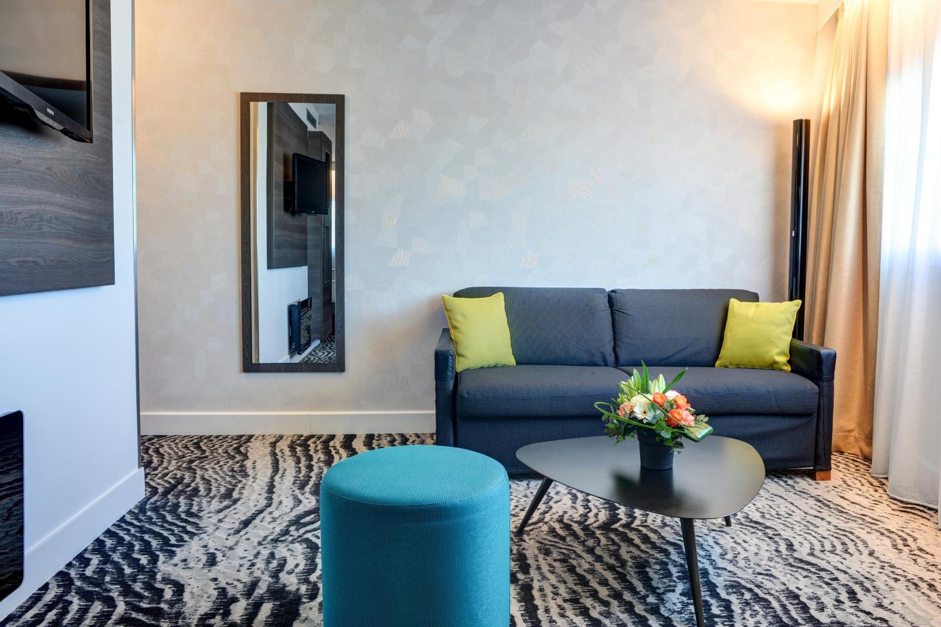 Executive Queen Room with 2-Seater Sofa - Paris View thumbnail 6