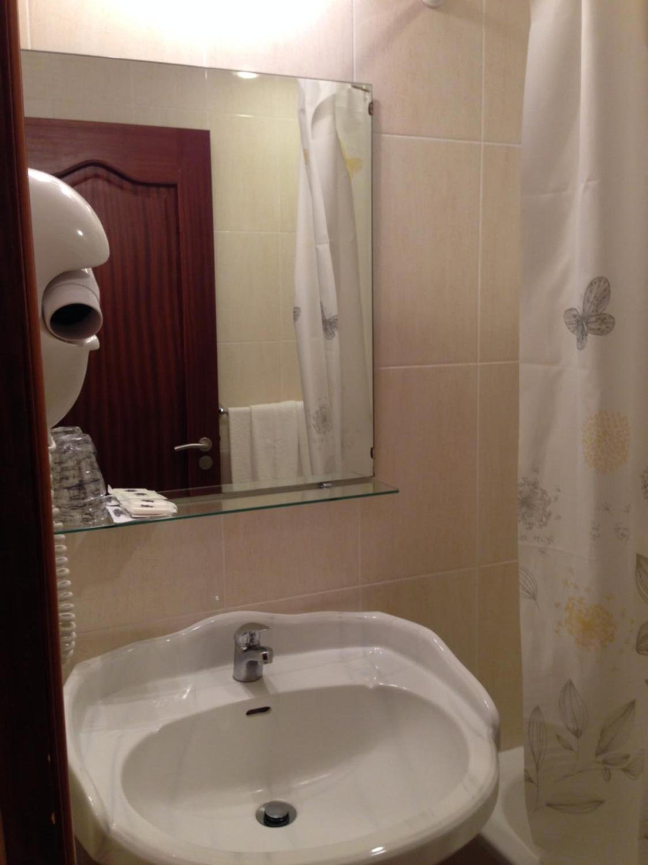 Twin Room - Photo 3