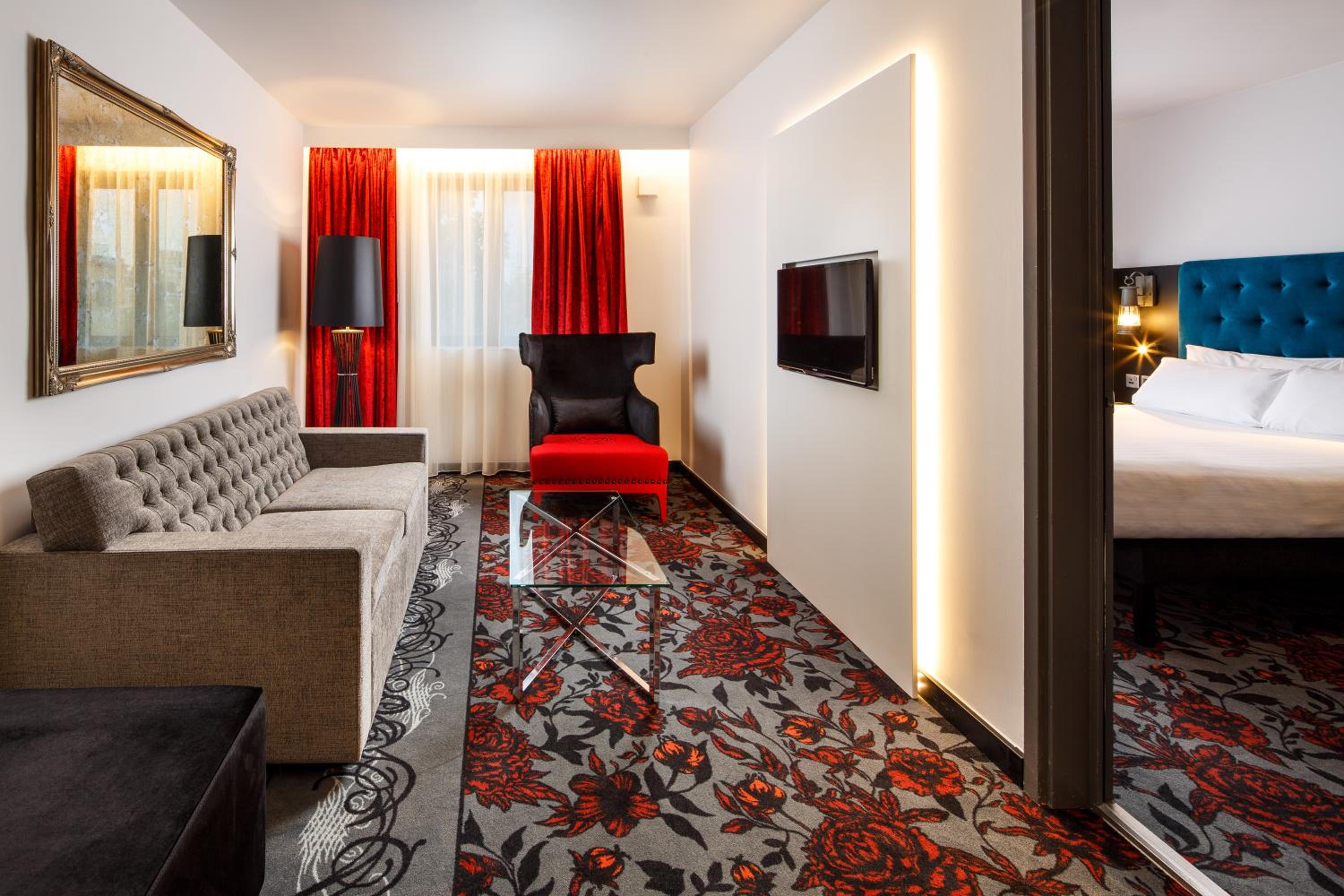 Superior Suite with 1 queensize bed and sofa photo 2