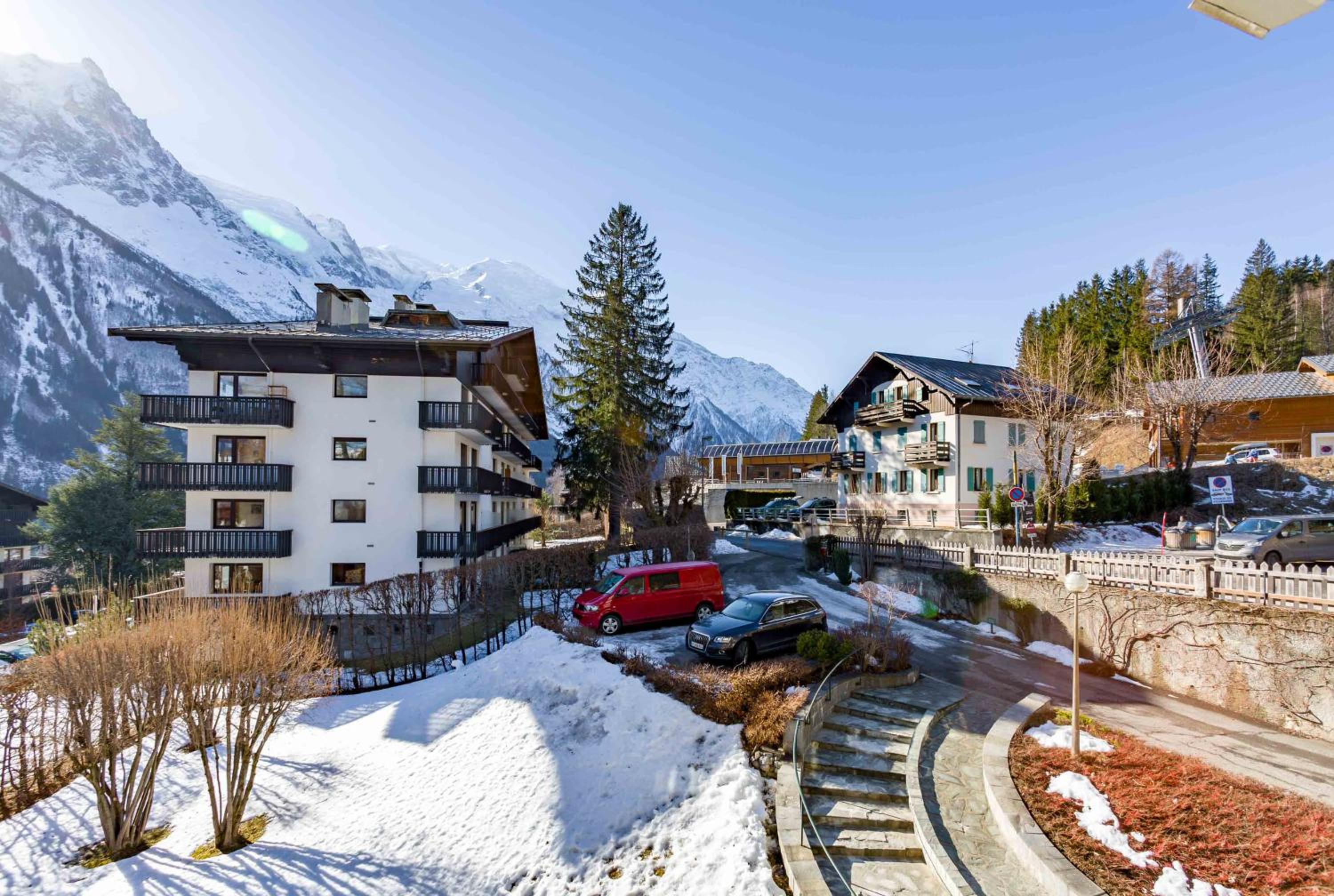 Apartment with Mountain View