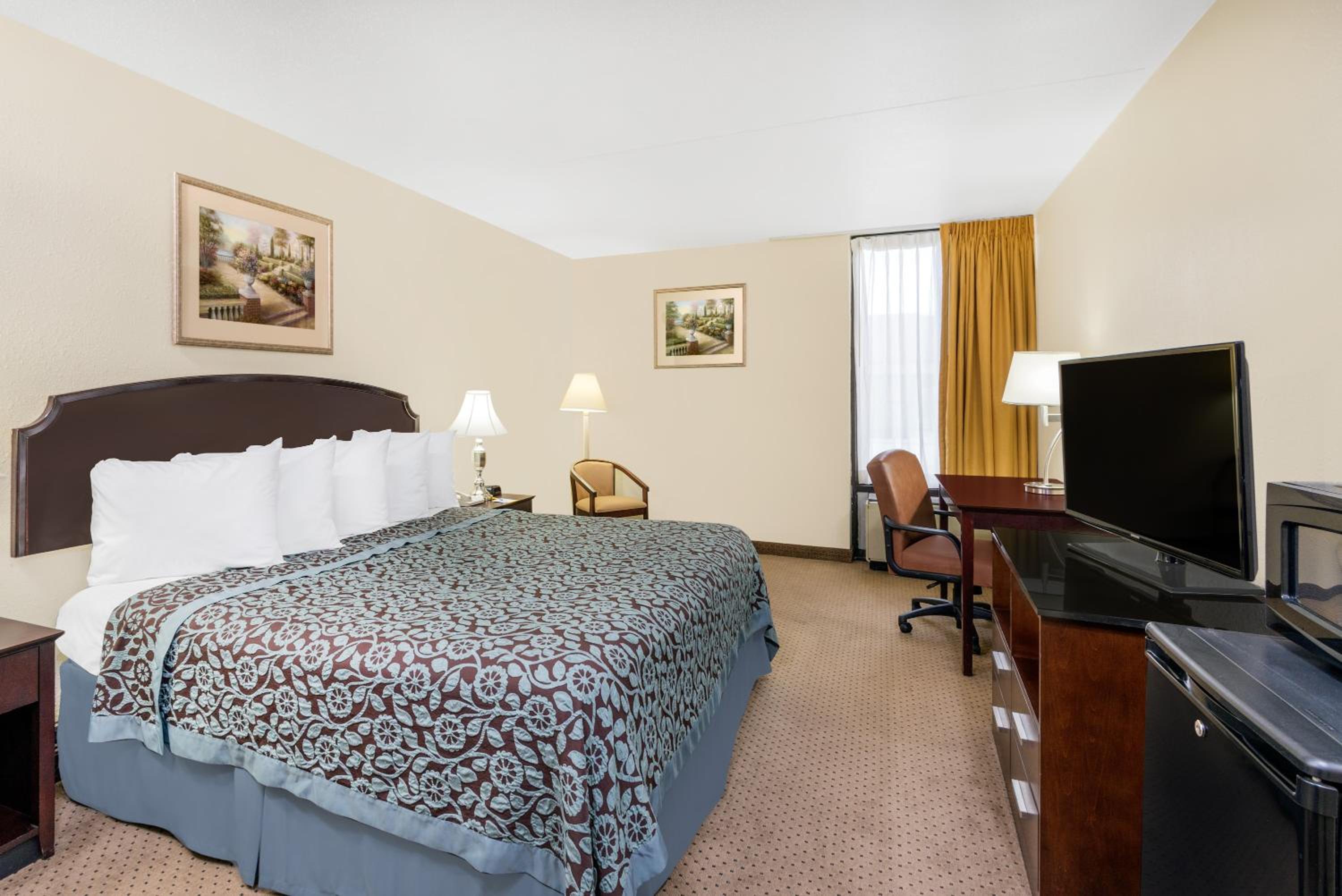 King Room - Non-Smoking - Photo 1