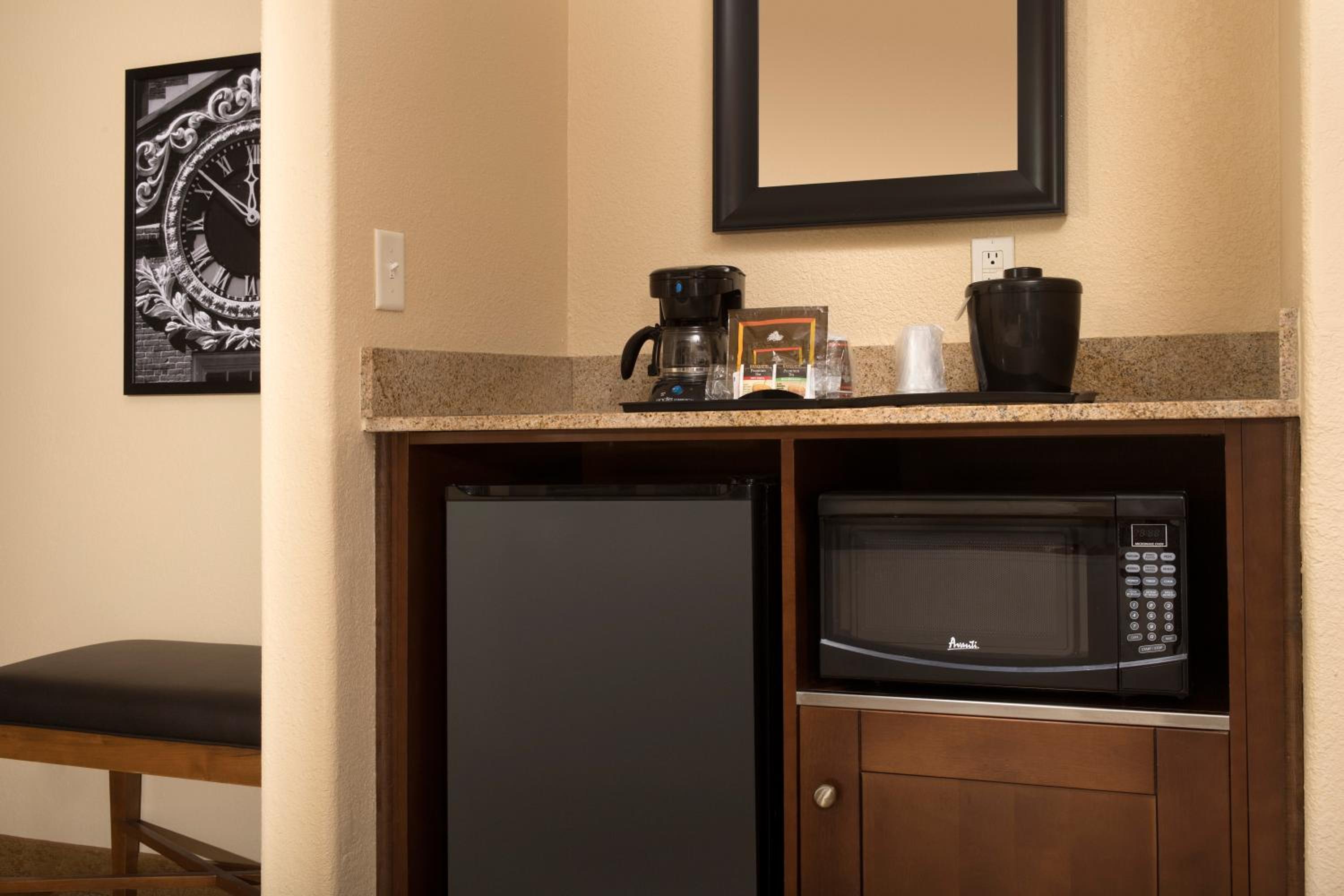 One-Bedroom Queen Suite with Two Queen Beds