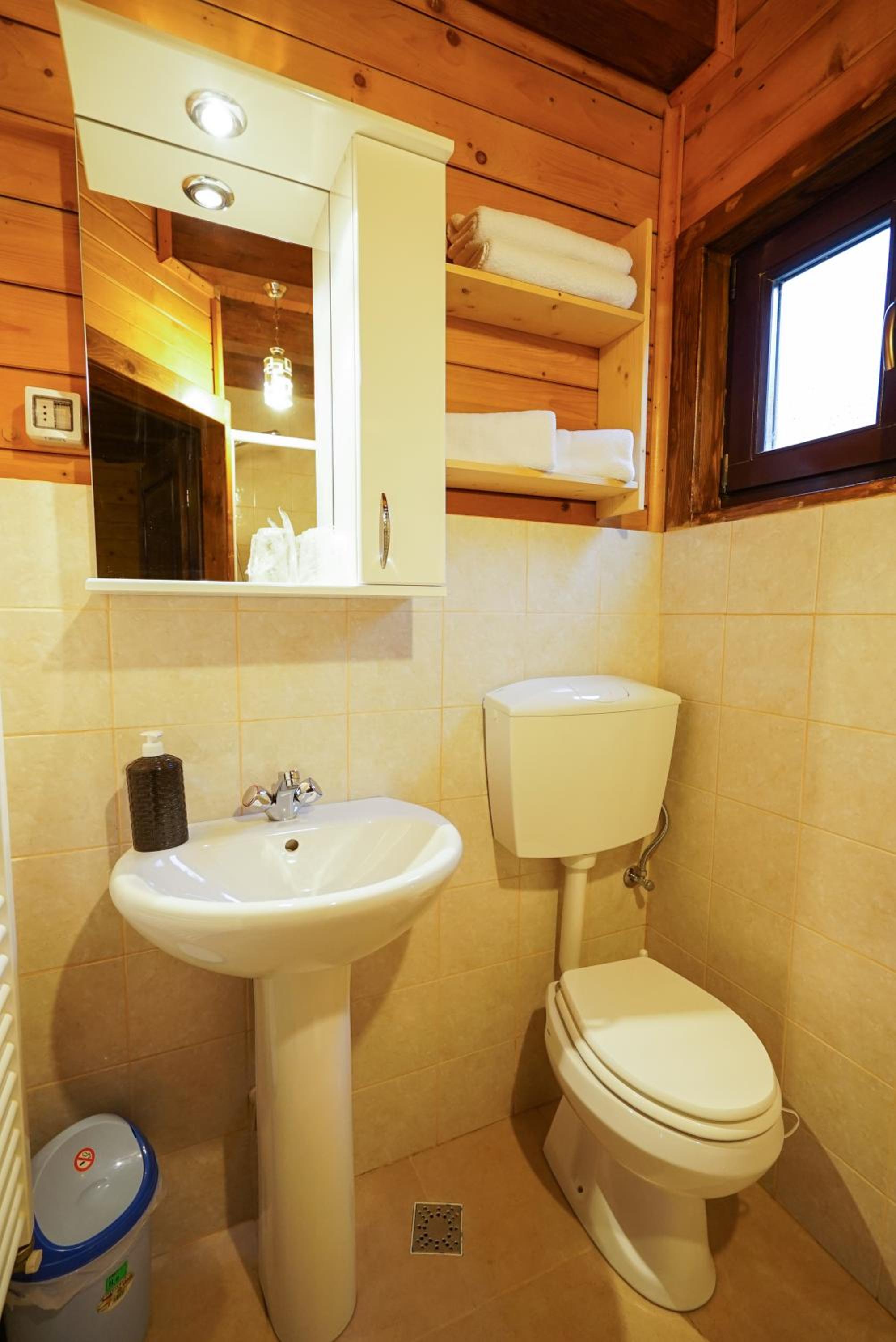 Double Room with Private Bathroom - Photo 4