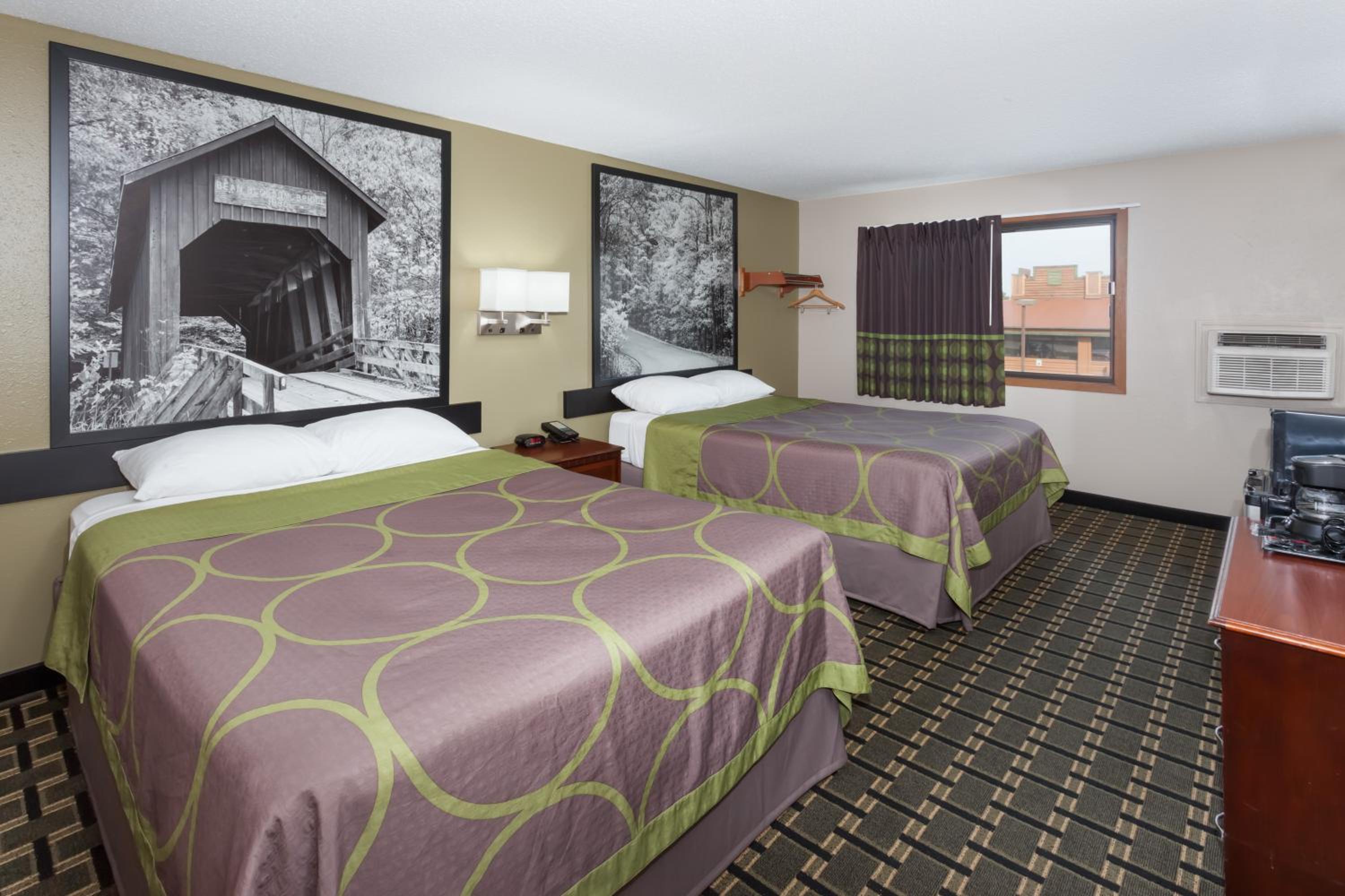 Deluxe Queen Room with Two Queen Beds - Non-Smoking - Photo 8