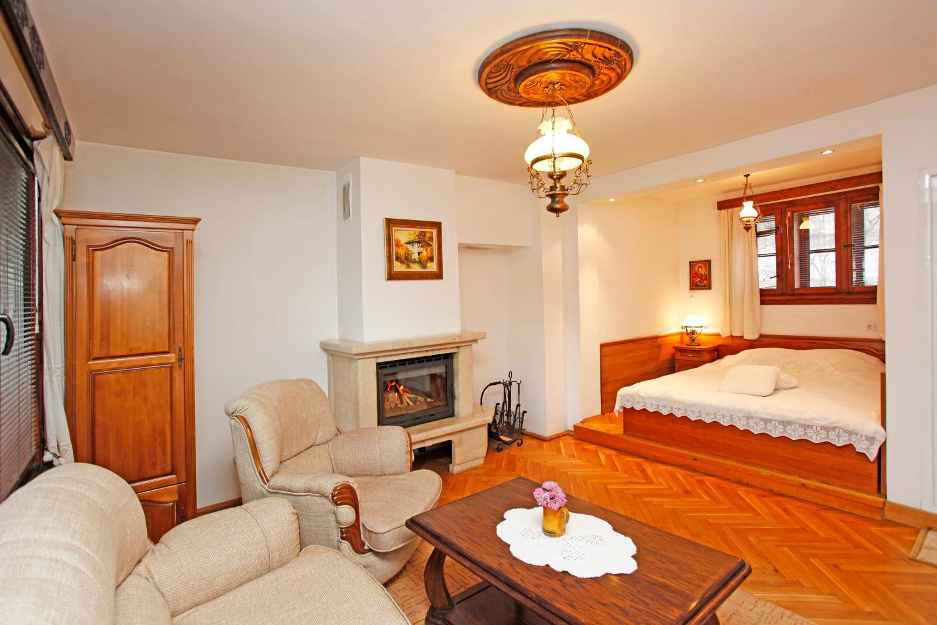 Large Double Room - Photo 2