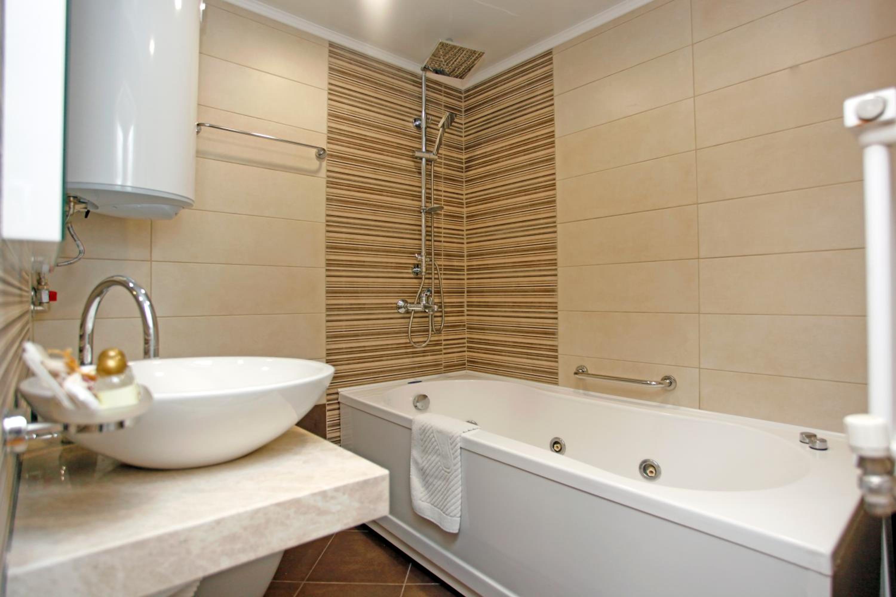 Deluxe Double Room with Balcony - Photo 14