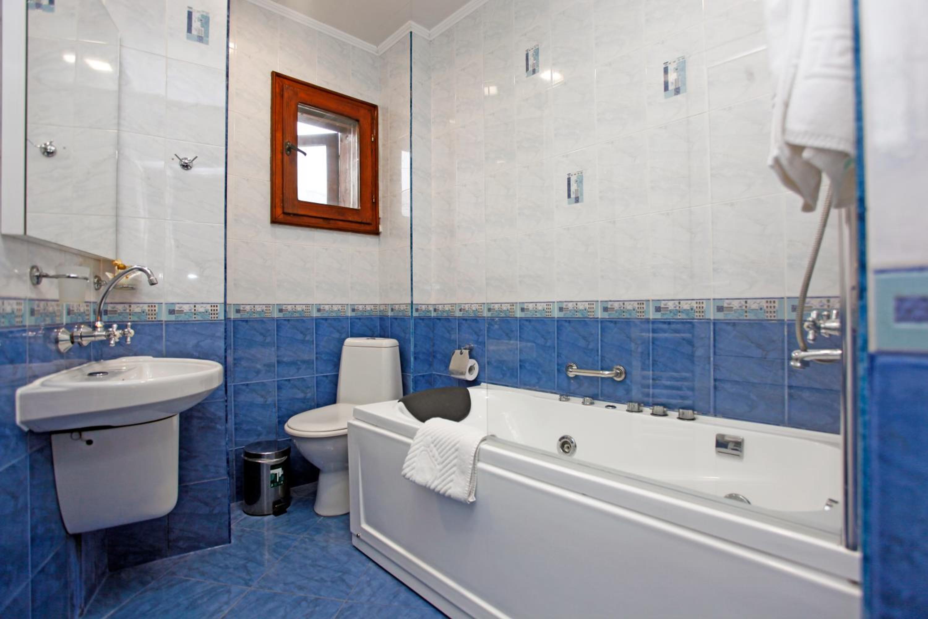 Deluxe Double Room with Balcony - Photo 13