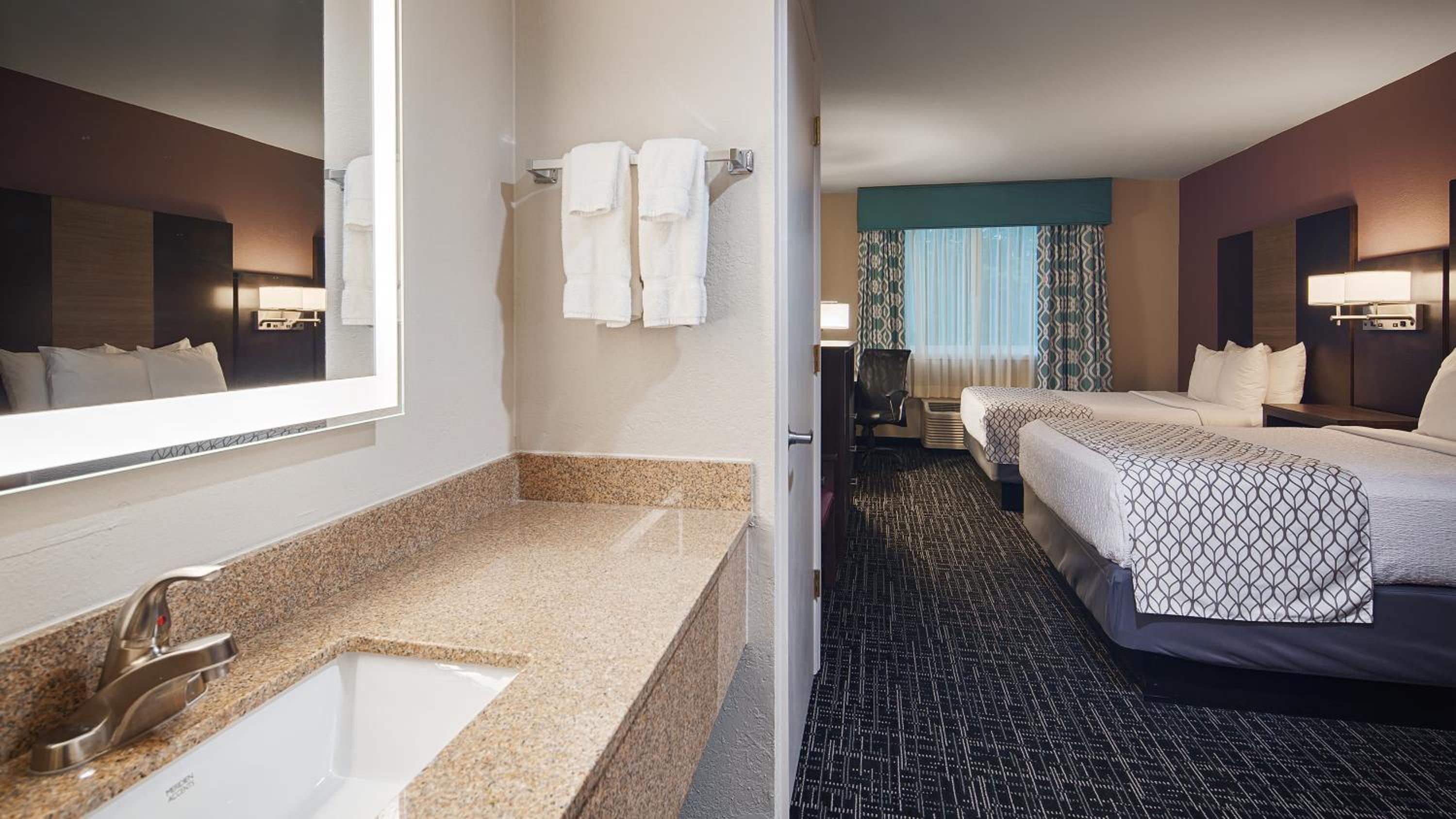 Queen Room with Two Queen Beds - Non-Smoking - Photo 2