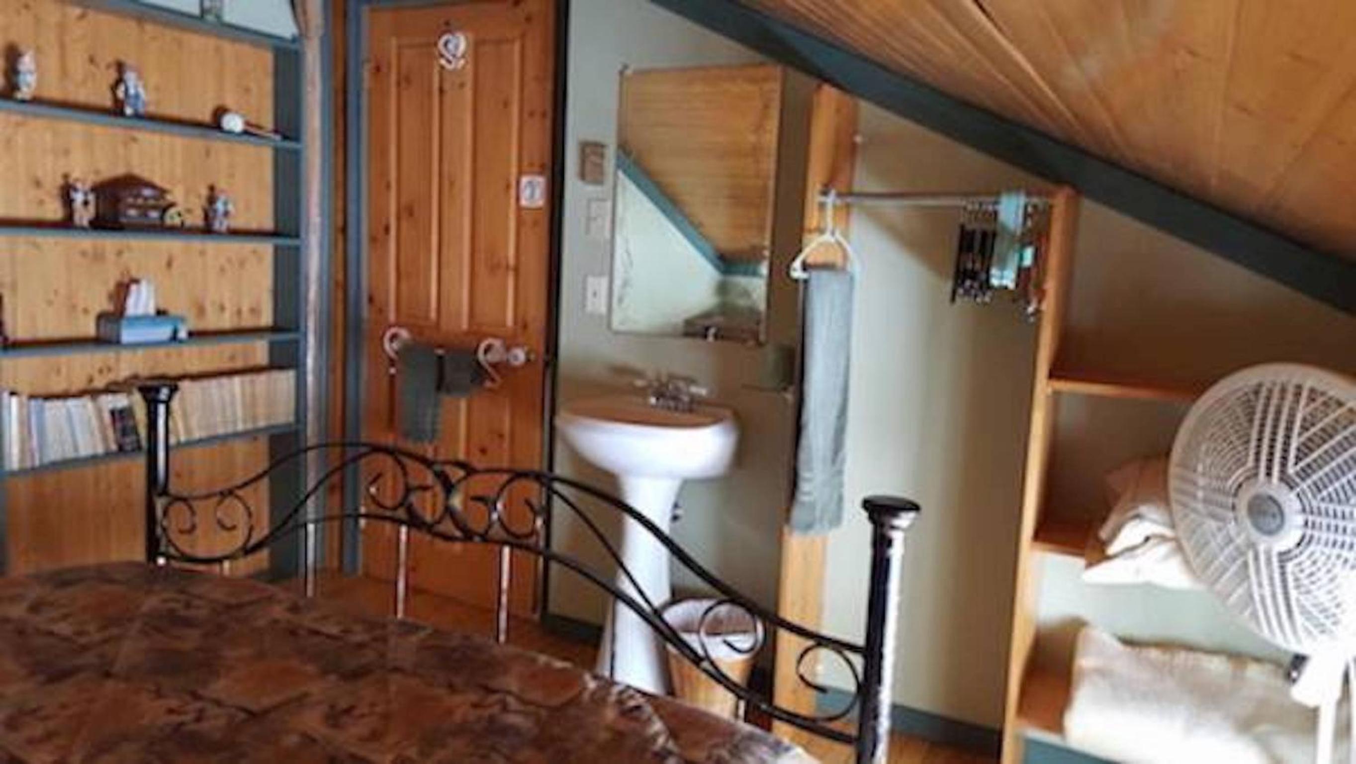 Queen Room with Shared Bathroom photo 2