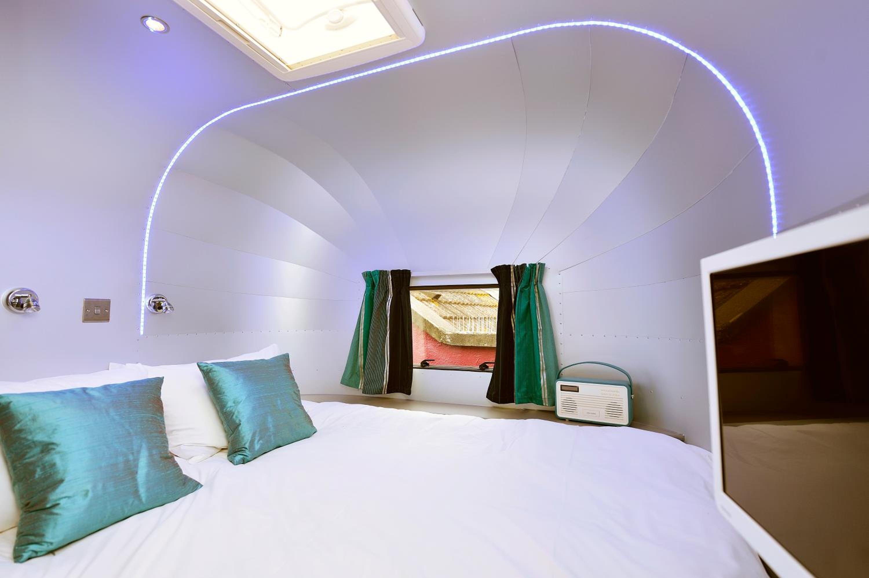 Superior Caravan ( 2 Adults + 2 Children) - Photo 8