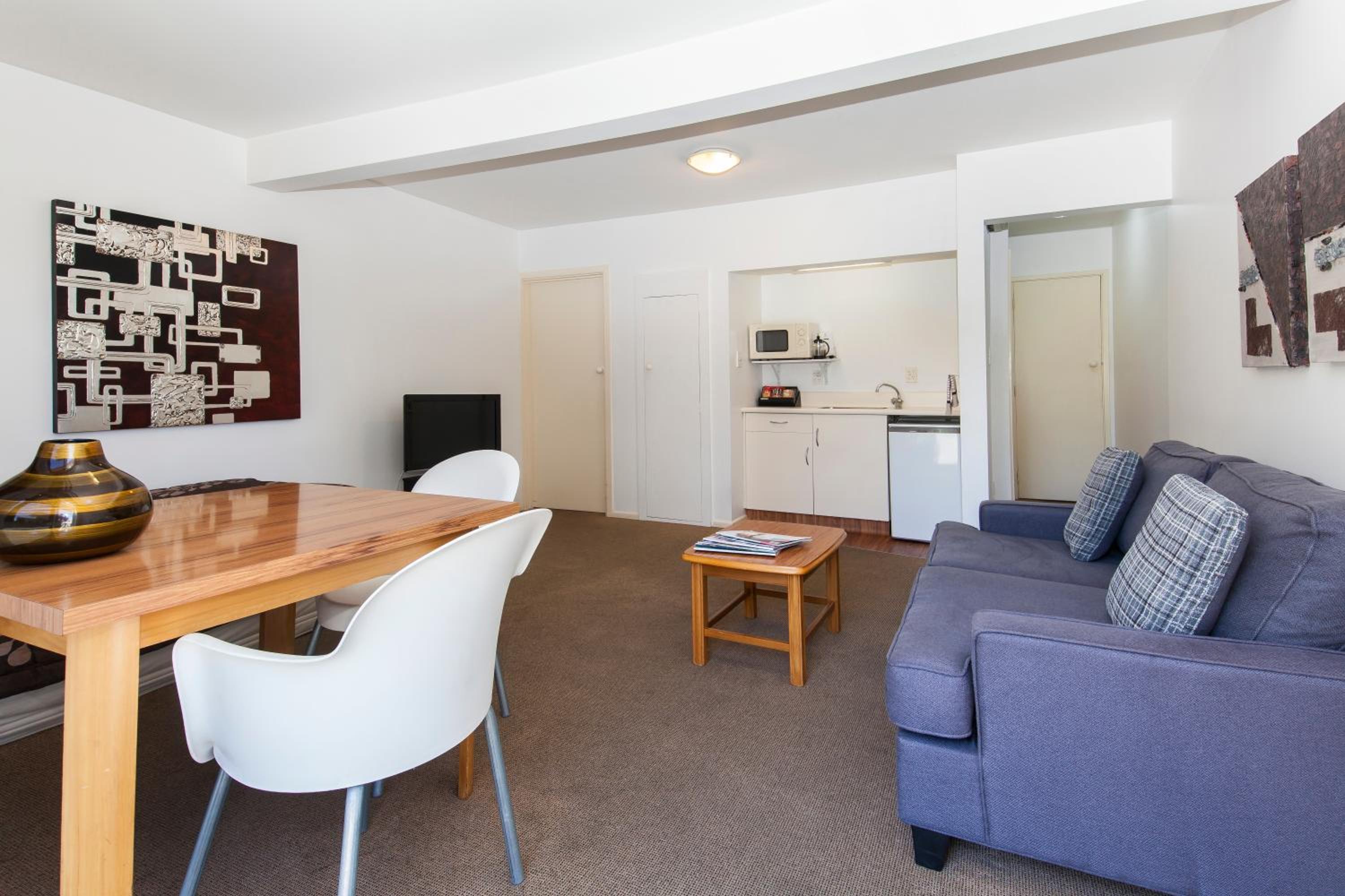 One-Bedroom Apartment photo 1