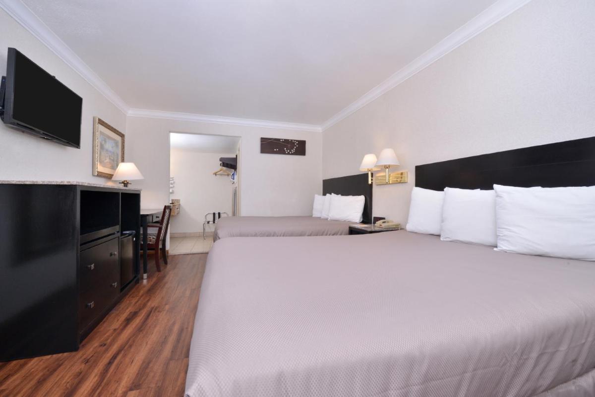 Deluxe King Suite with Two King Beds photo 2