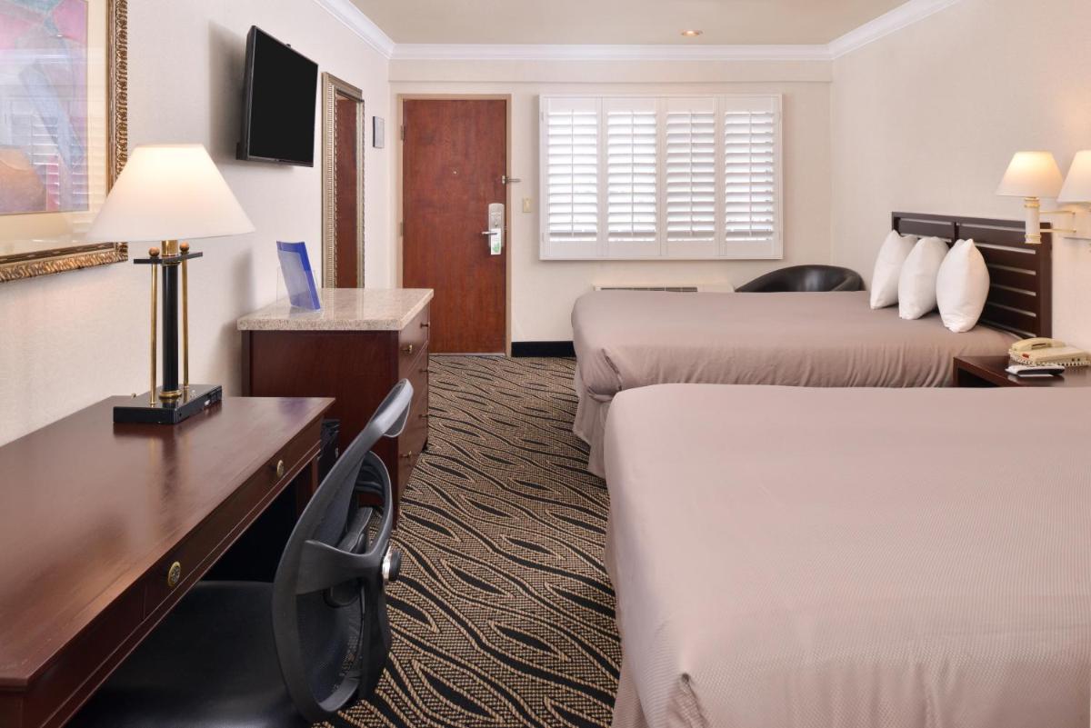 Double Room with Two Queen Beds photo 2