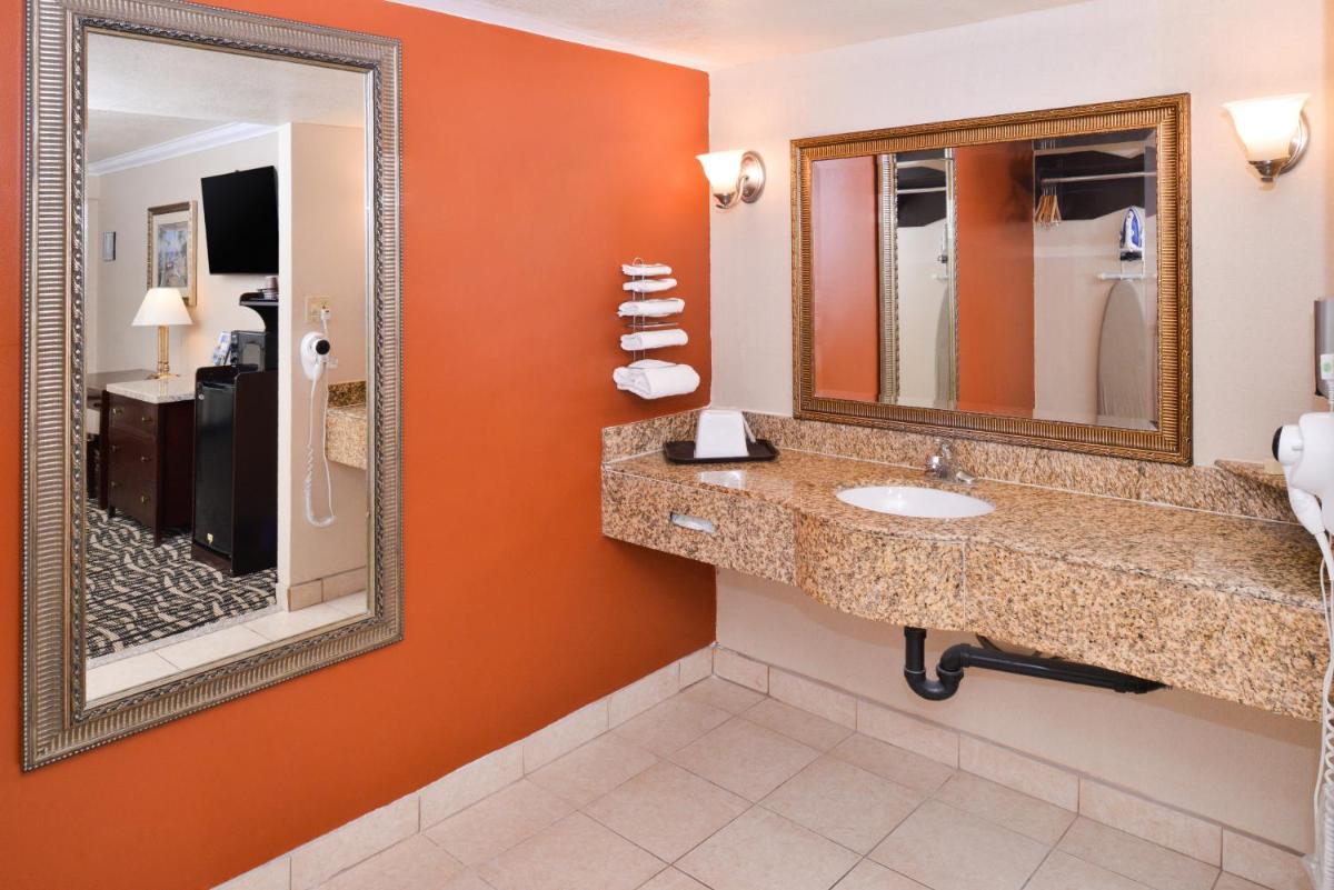 Deluxe King Suite with Two King Beds photo 3
