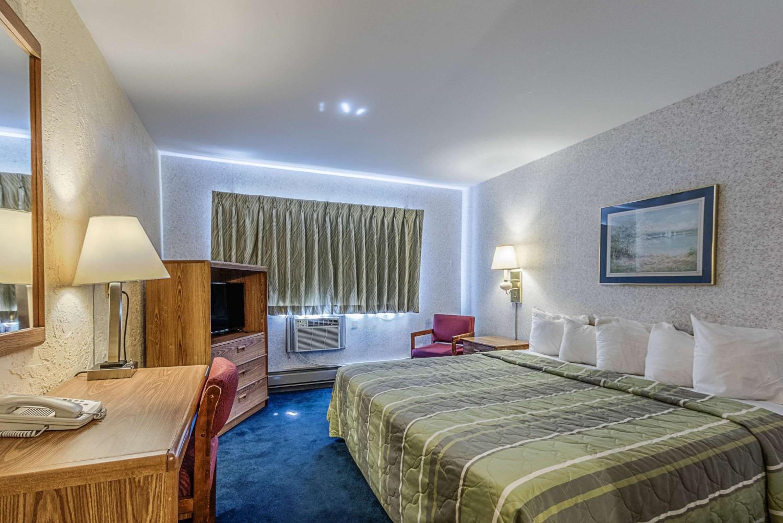 King Room - Non-Smoking photo 3